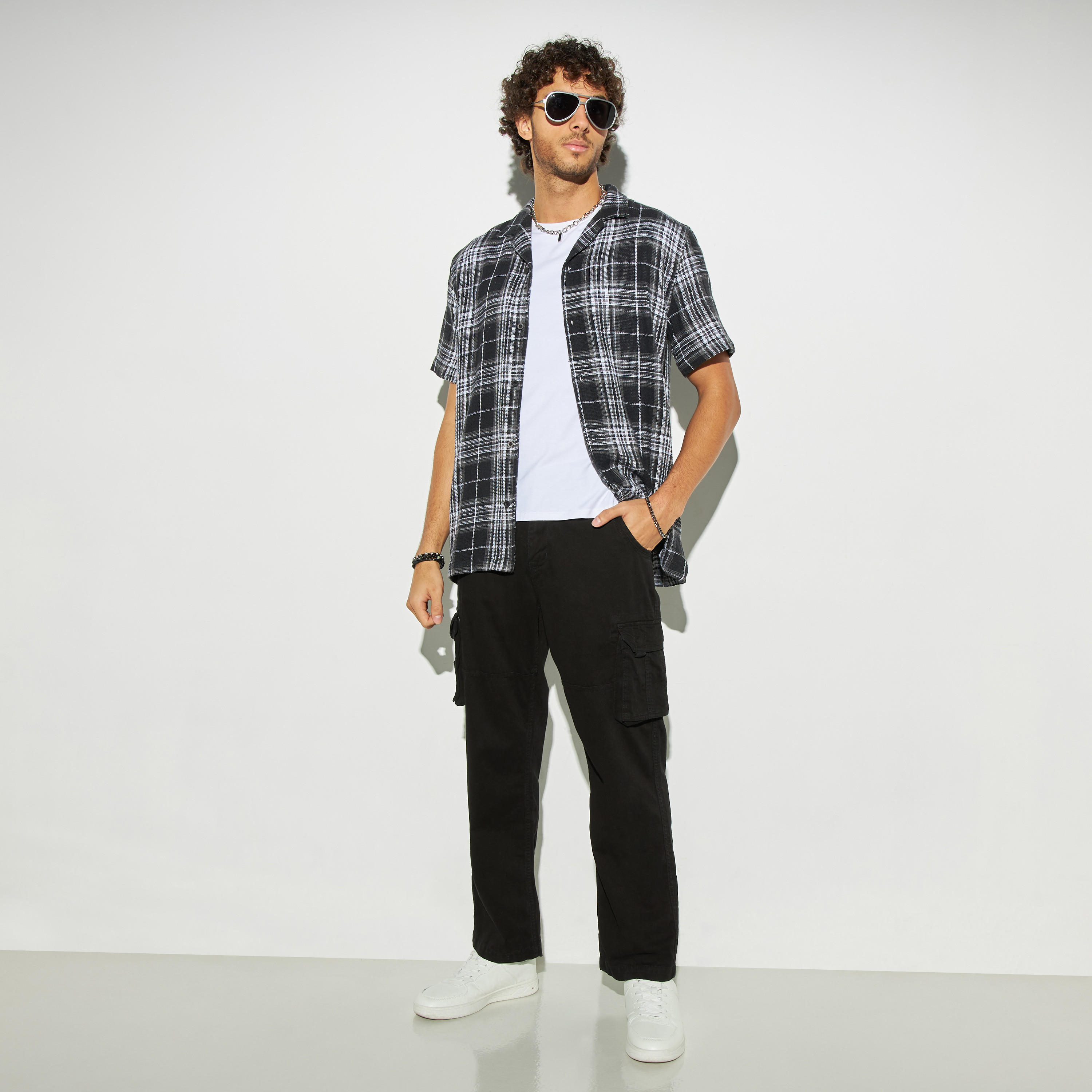 قميص كاروهات بارز الملمس بياقة كامب وأكمام قصيرة-men-clothing-shirts-image-2