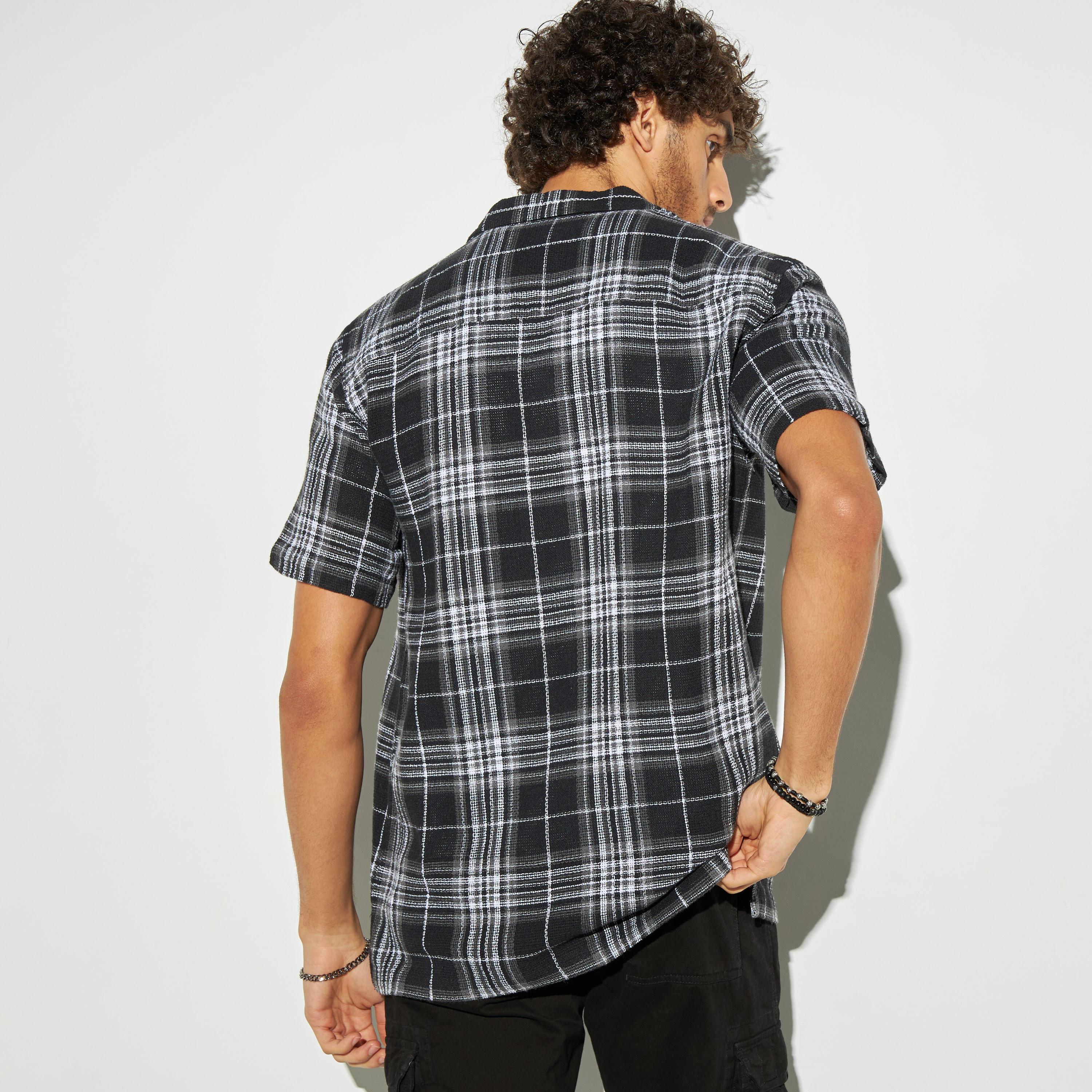 قميص كاروهات بارز الملمس بياقة كامب وأكمام قصيرة-men-clothing-shirts-image-3