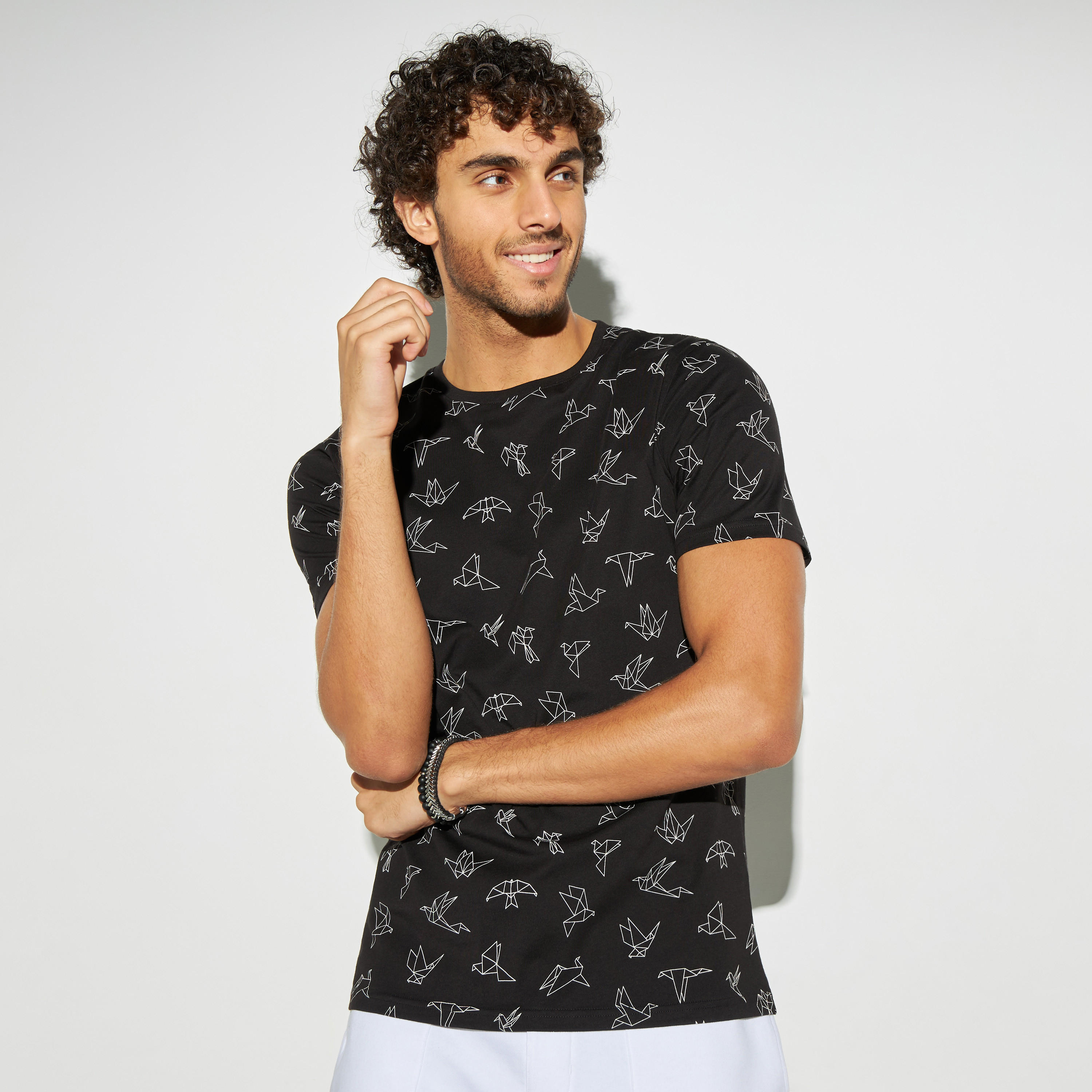 تيشيرت بياقة ضيّقة وأكمام قصيرة وطبعات جرافيك-men-clothing-tshirtsandpolos-tshirts-image-1