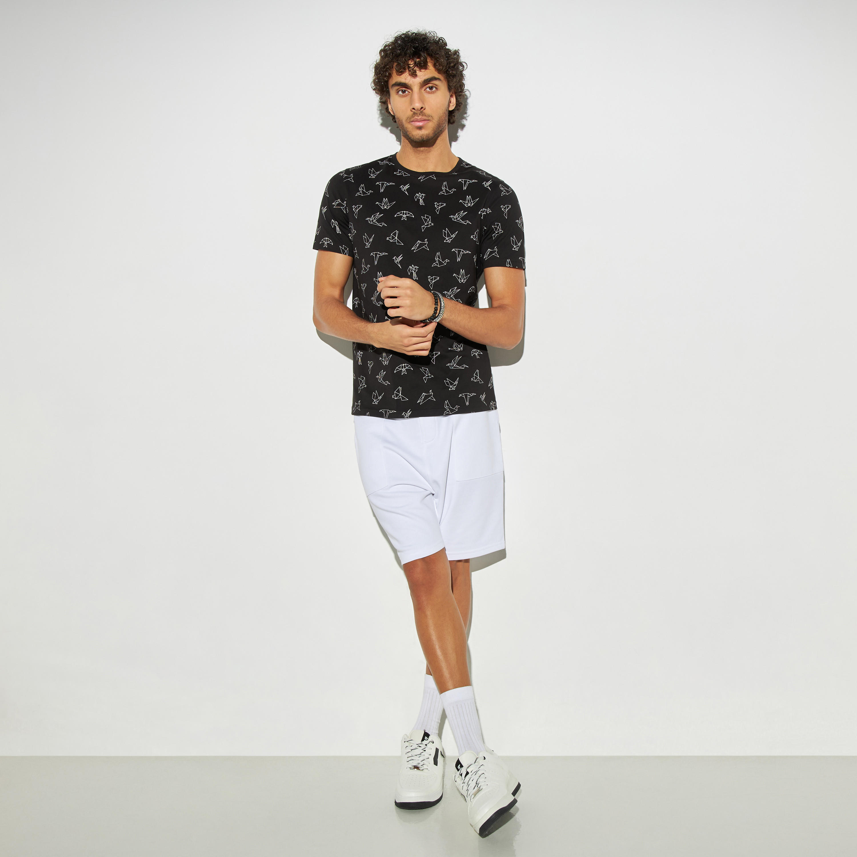 تيشيرت بياقة ضيّقة وأكمام قصيرة وطبعات جرافيك-men-clothing-tshirtsandpolos-tshirts-image-2