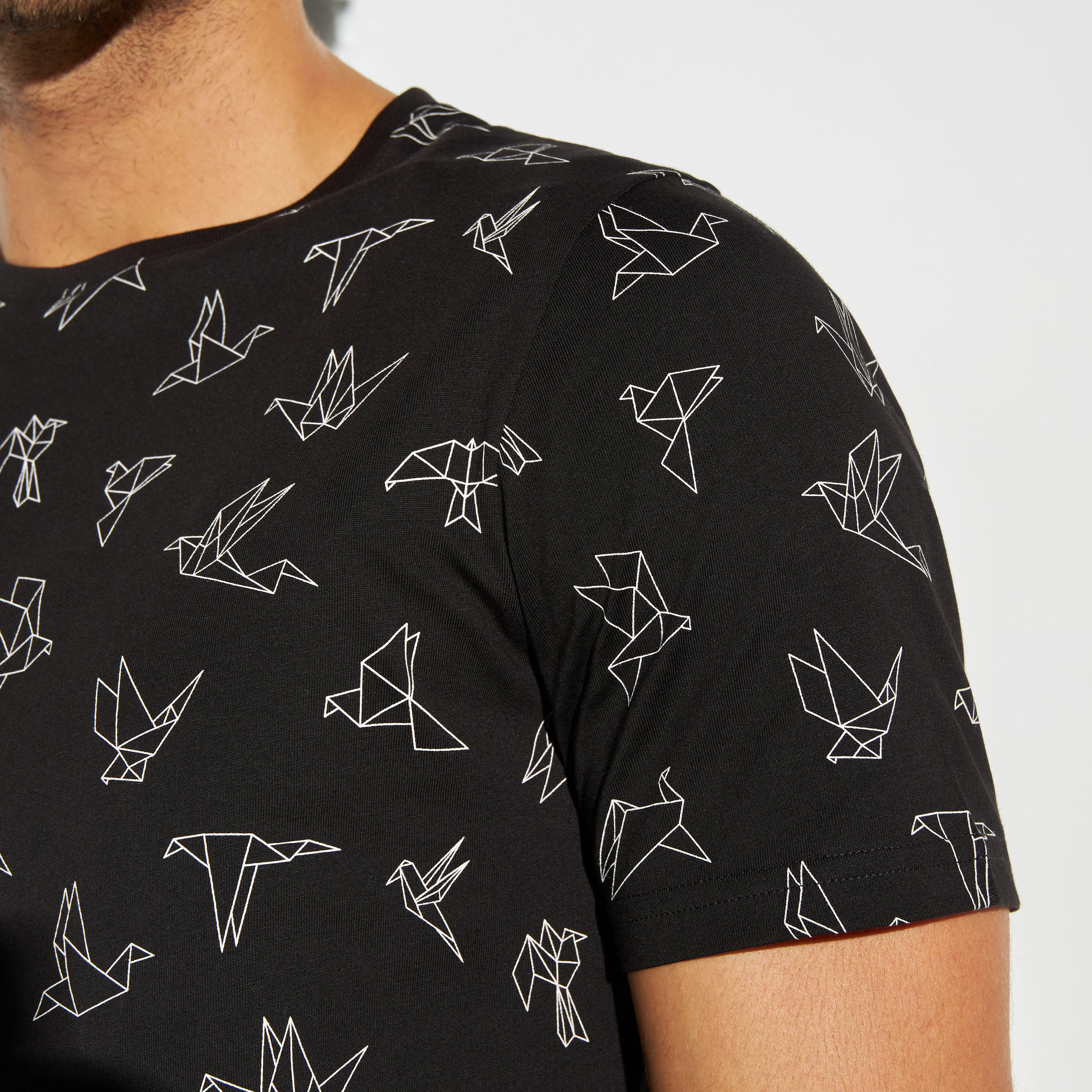 تيشيرت بياقة ضيّقة وأكمام قصيرة وطبعات جرافيك-men-clothing-tshirtsandpolos-tshirts-image-3