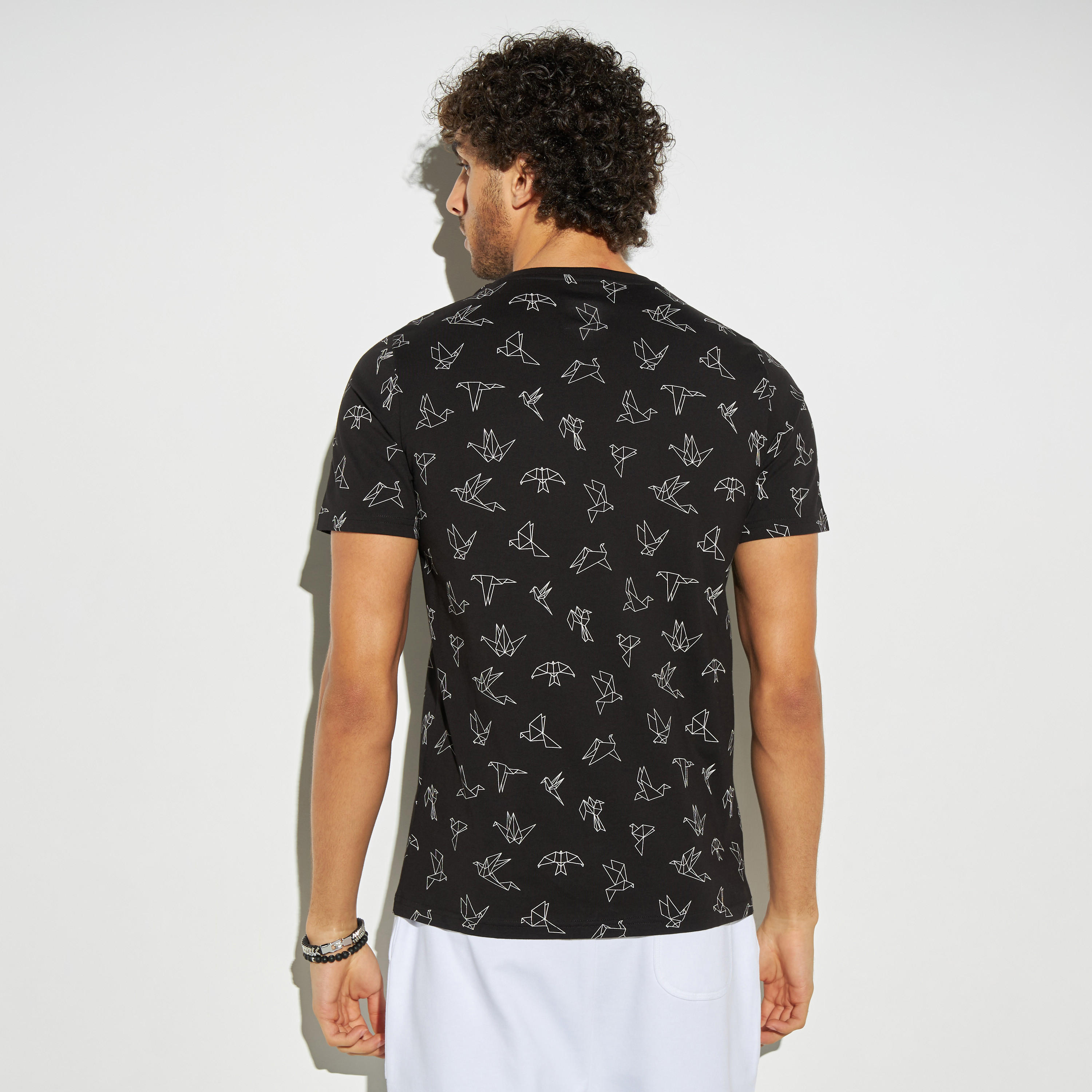 تيشيرت بياقة ضيّقة وأكمام قصيرة وطبعات جرافيك-men-clothing-tshirtsandpolos-tshirts-image-4