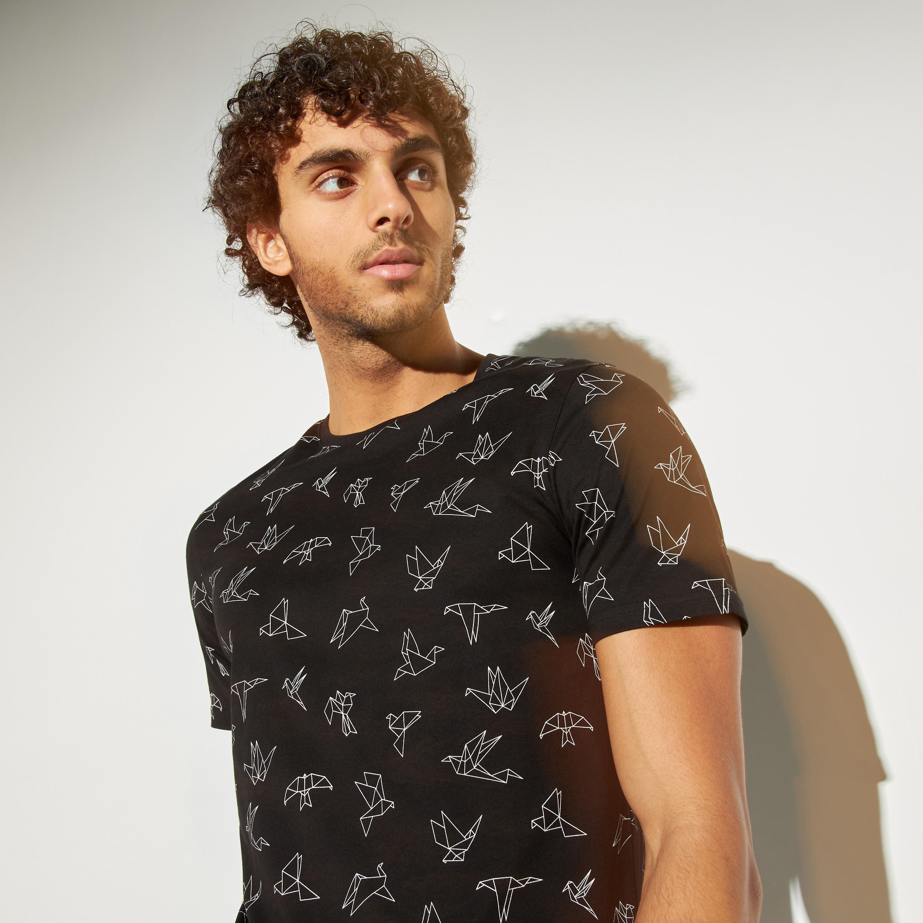 تيشيرت بياقة ضيّقة وأكمام قصيرة وطبعات جرافيك-men-clothing-tshirtsandpolos-tshirts-image-5