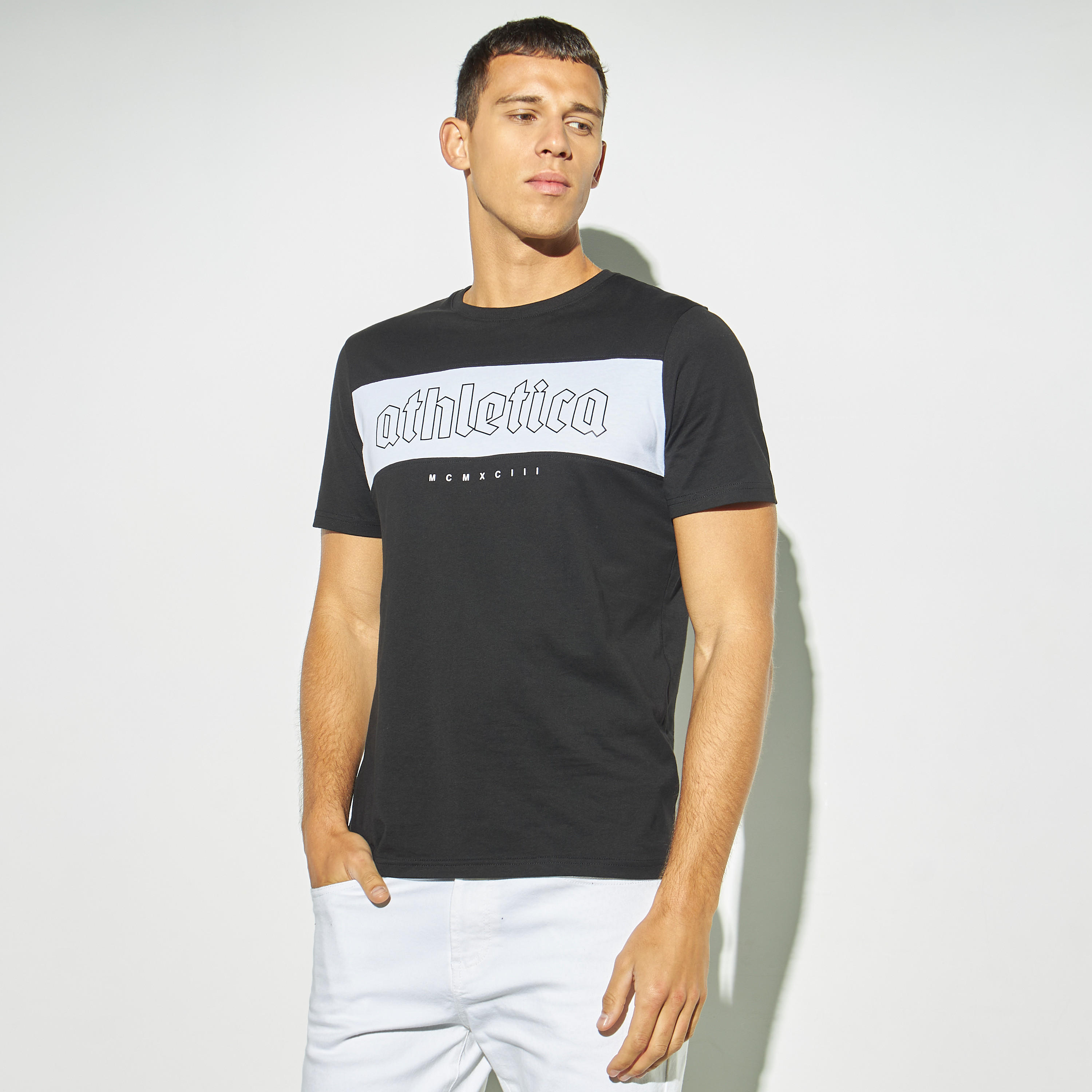 تيشيرت بياقة ضيقة وطبعات تايبوجرافيك وأكمام قصيرة-men-clothing-tshirtsandpolos-tshirts-image-1