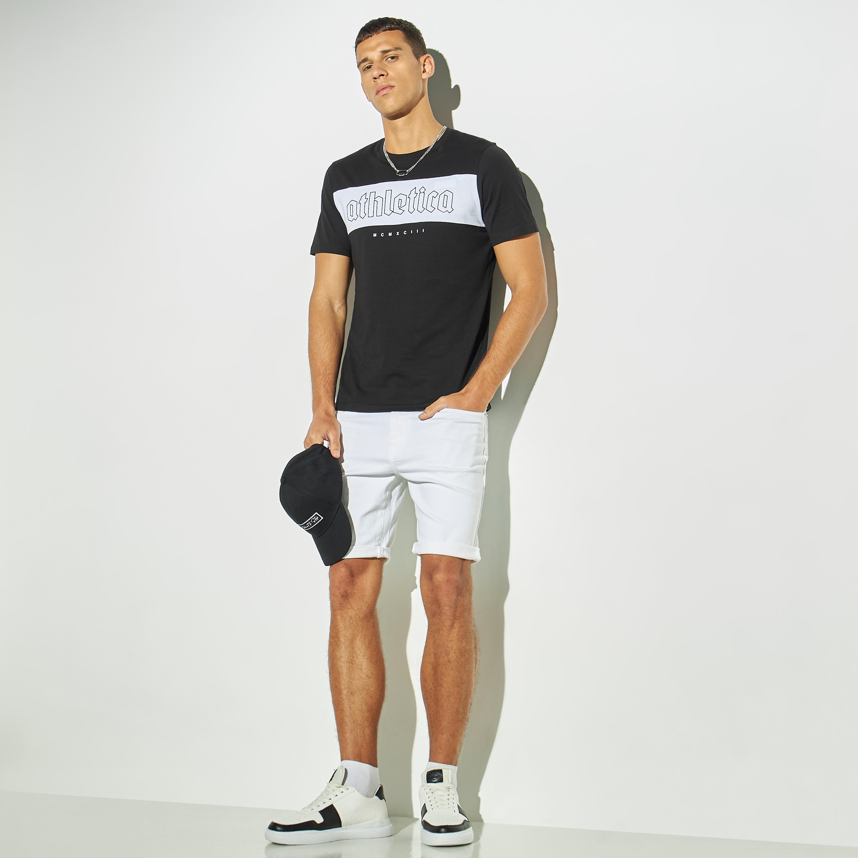 تيشيرت بياقة ضيقة وطبعات تايبوجرافيك وأكمام قصيرة-men-clothing-tshirtsandpolos-tshirts-image-2