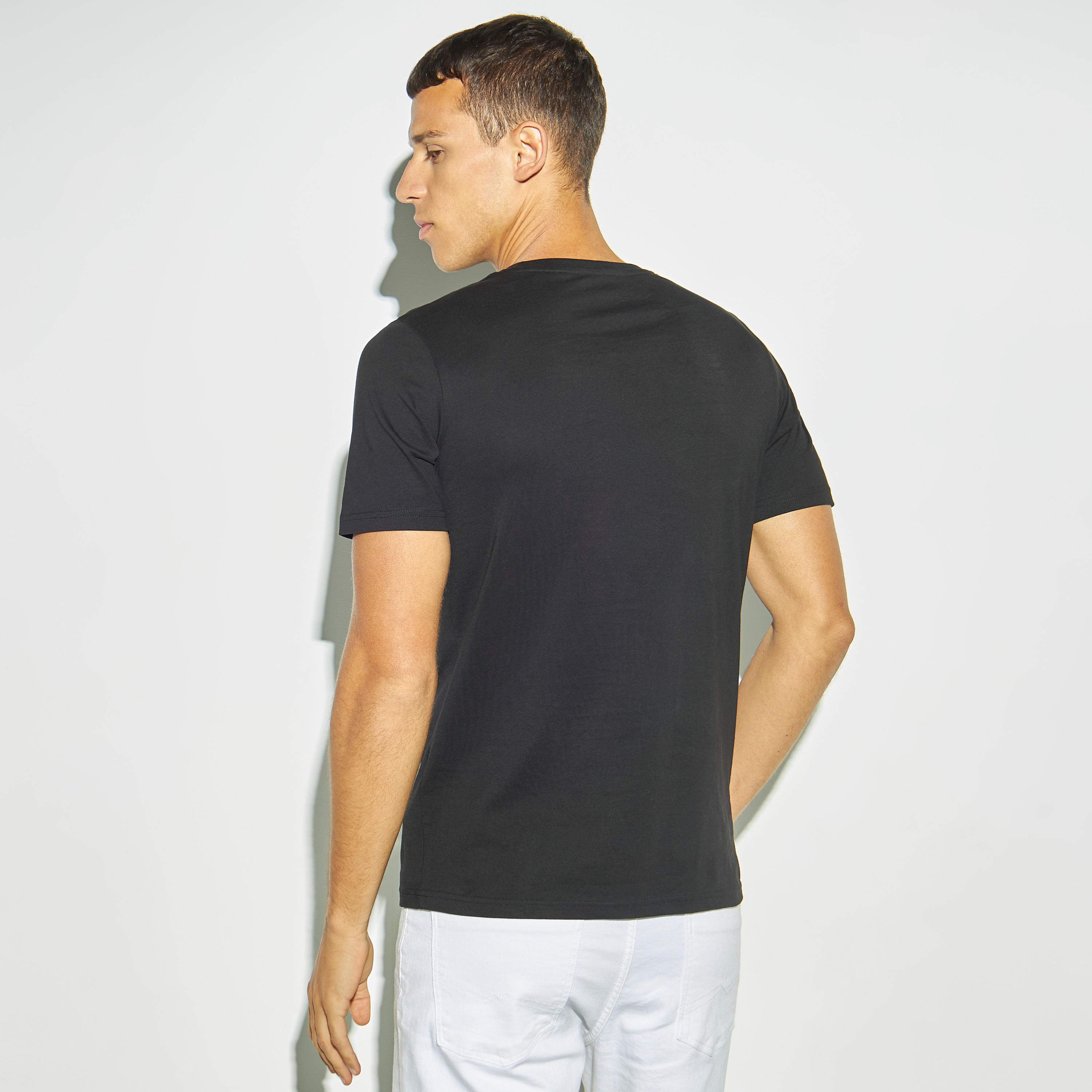 تيشيرت بياقة ضيقة وطبعات تايبوجرافيك وأكمام قصيرة-men-clothing-tshirtsandpolos-tshirts-image-3