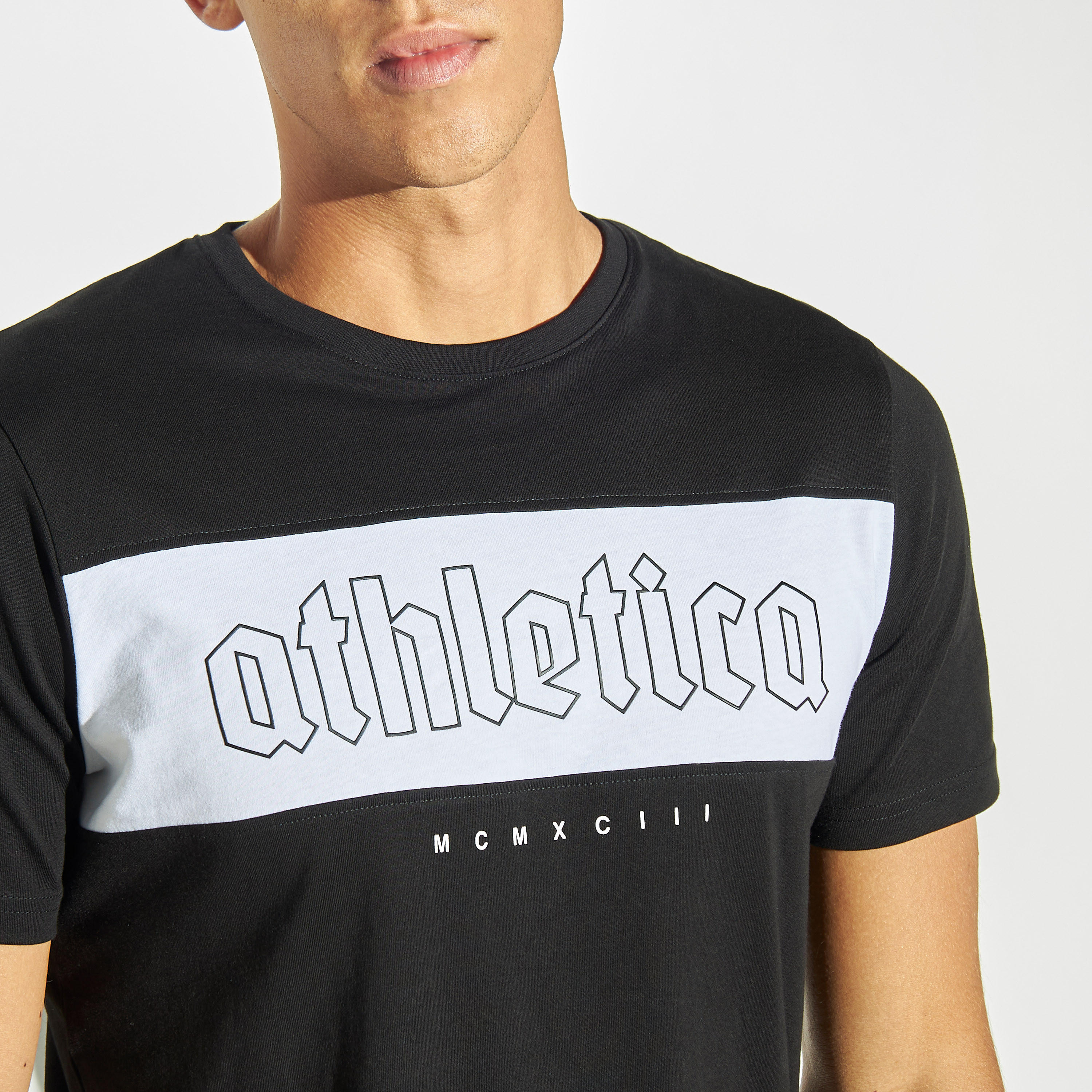 تيشيرت بياقة ضيقة وطبعات تايبوجرافيك وأكمام قصيرة-men-clothing-tshirtsandpolos-tshirts-image-4