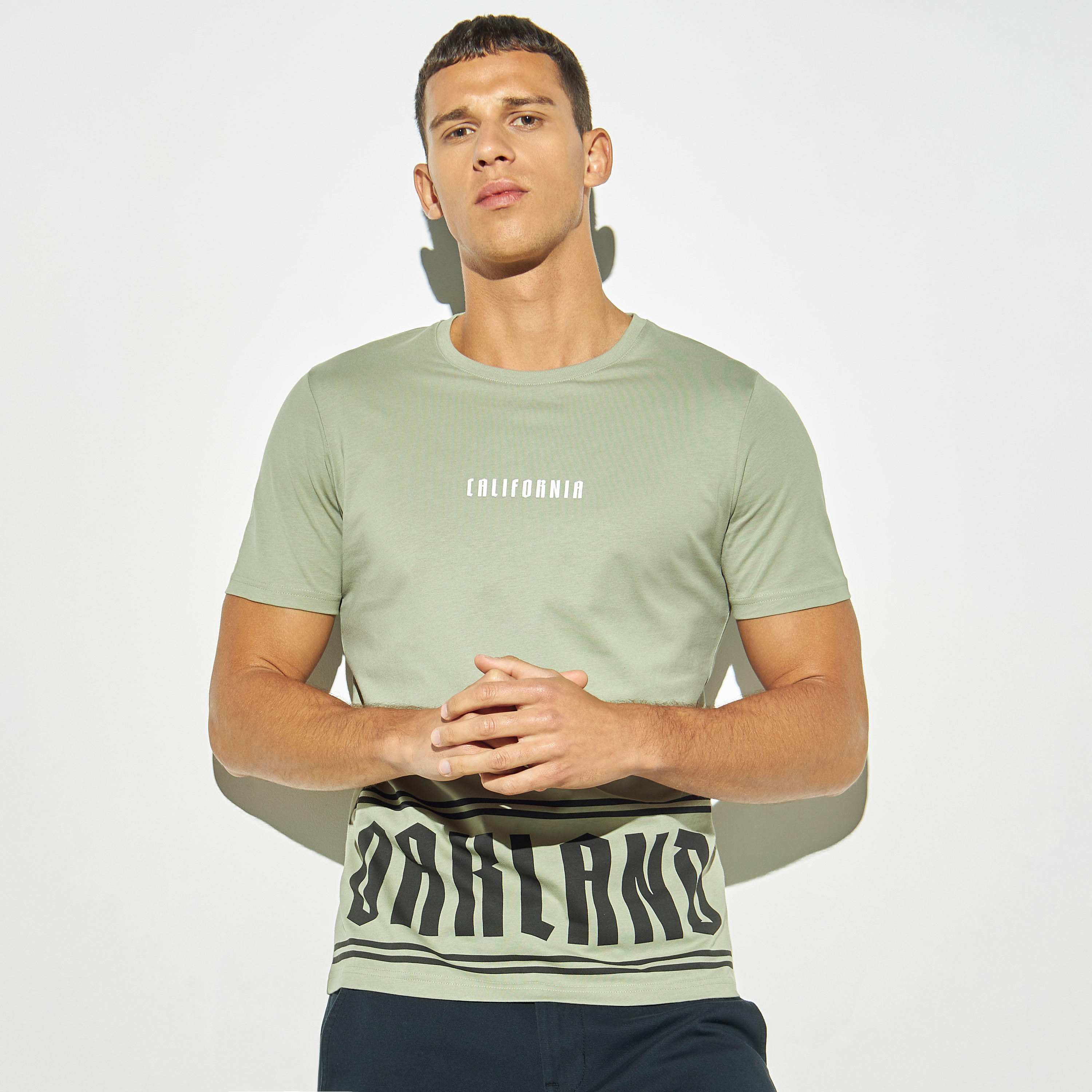 تيشيرت بياقة ضيقة وأكمام قصيرة وطبعات تايبوجرافيك-men-clothing-tshirtsandpolos-tshirts-image-1