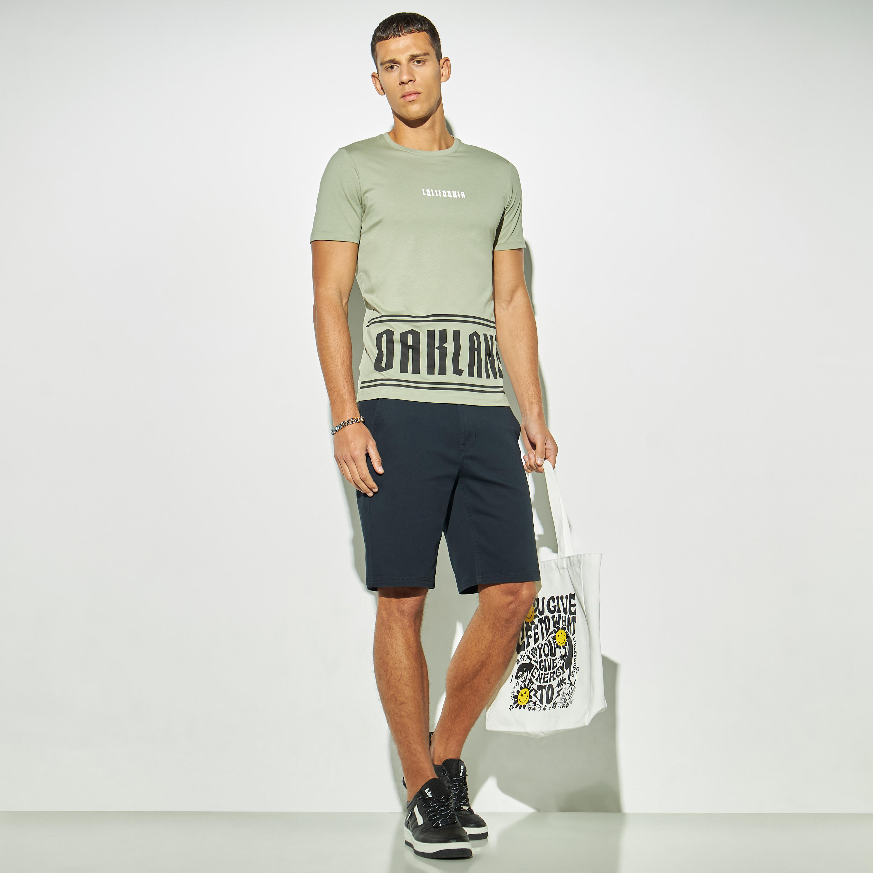 تيشيرت بياقة ضيقة وأكمام قصيرة وطبعات تايبوجرافيك-men-clothing-tshirtsandpolos-tshirts-image-2