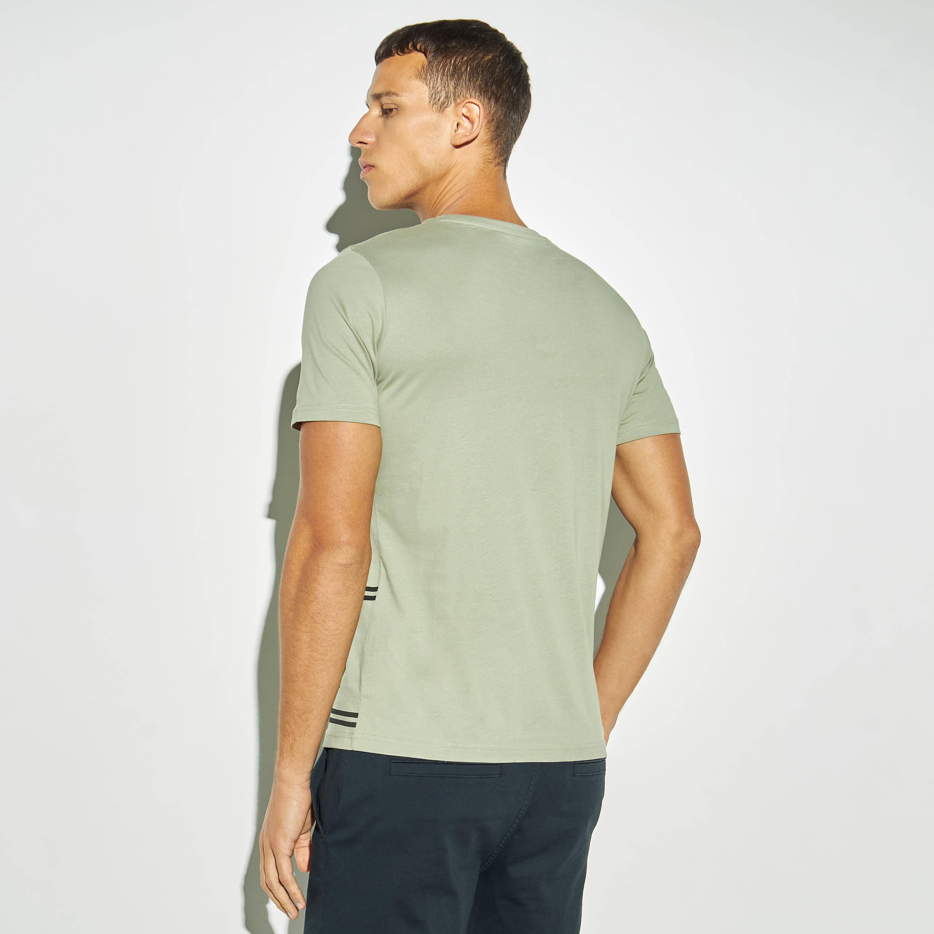 تيشيرت بياقة ضيقة وأكمام قصيرة وطبعات تايبوجرافيك-men-clothing-tshirtsandpolos-tshirts-image-3