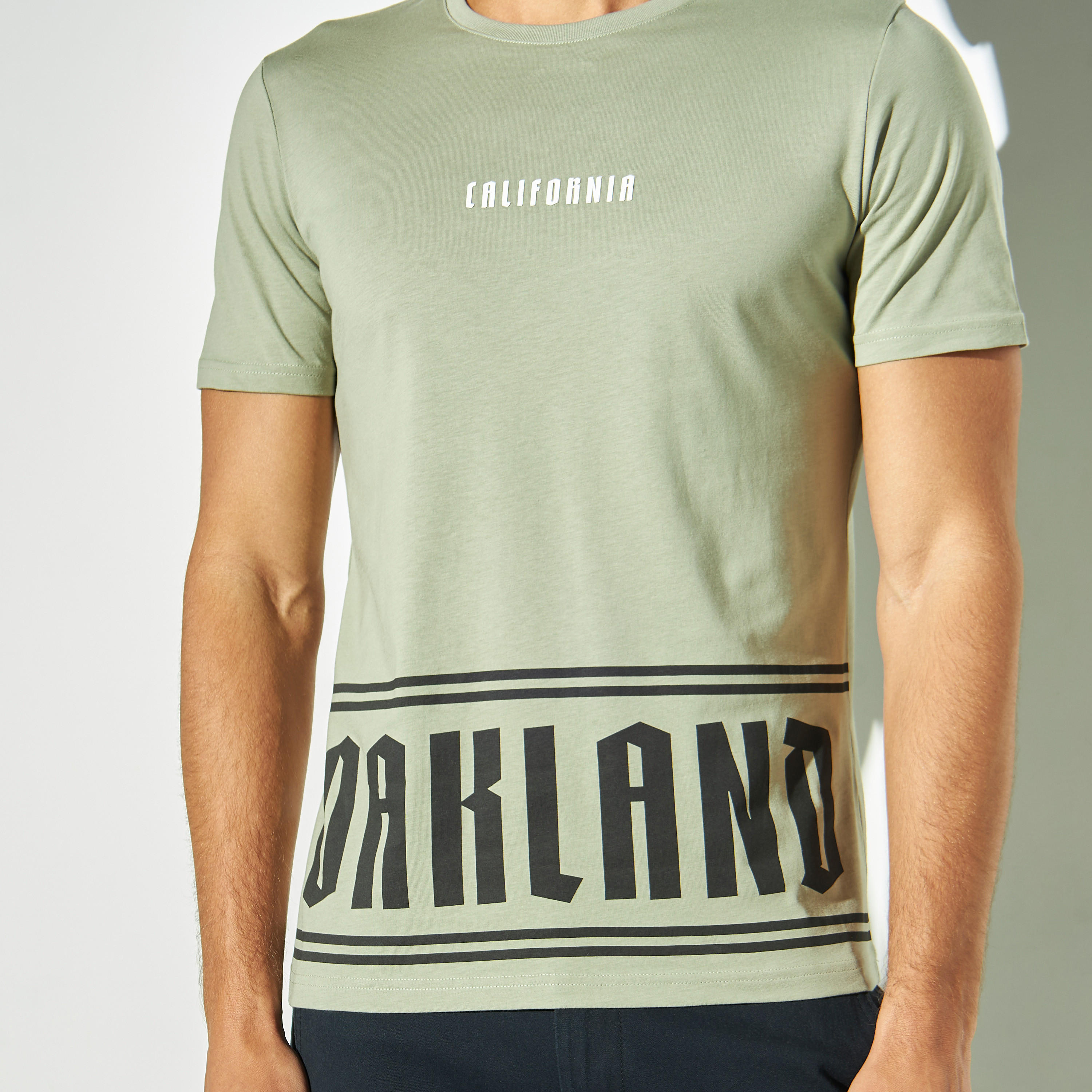 تيشيرت بياقة ضيقة وأكمام قصيرة وطبعات تايبوجرافيك-men-clothing-tshirtsandpolos-tshirts-image-4