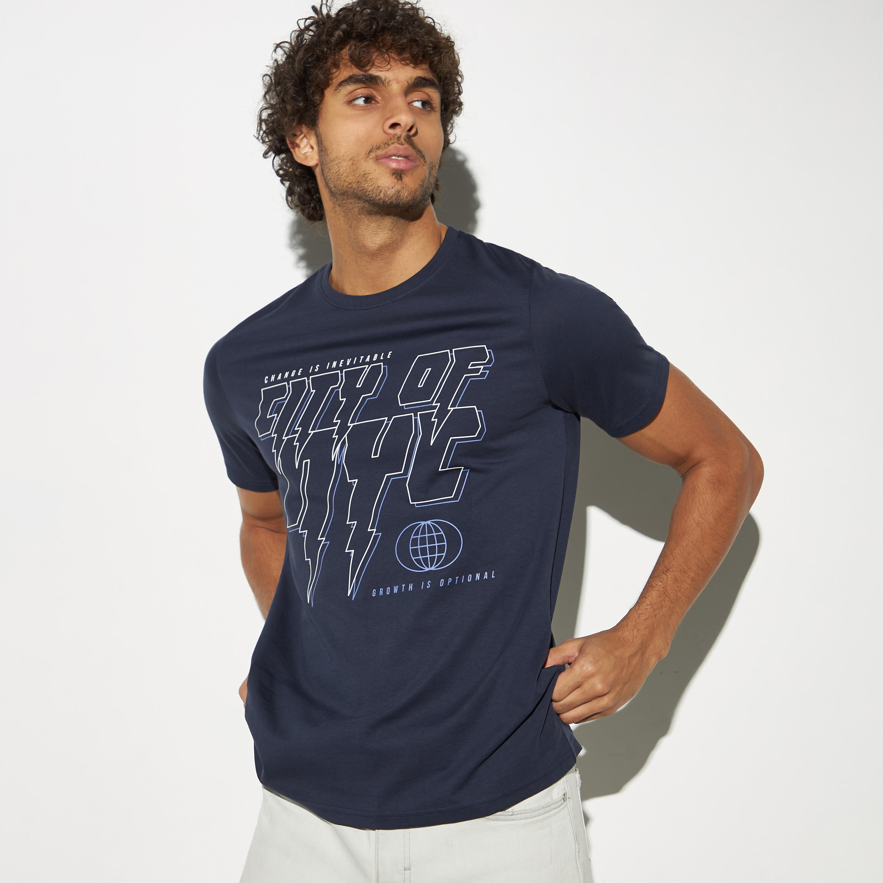 تيشيرت بياقة ضيقة وطبعات تايبوجرافيك وأكمام قصيرة-men-clothing-tshirtsandpolos-tshirts-image-1