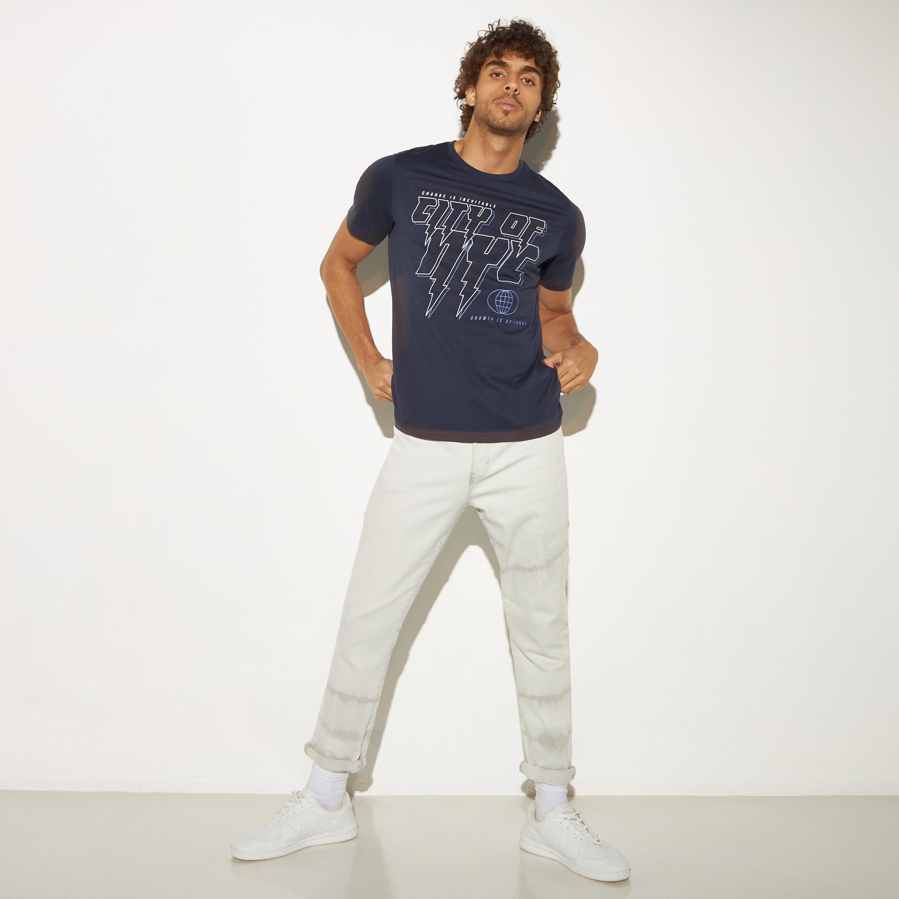 تيشيرت بياقة ضيقة وطبعات تايبوجرافيك وأكمام قصيرة-men-clothing-tshirtsandpolos-tshirts-image-2