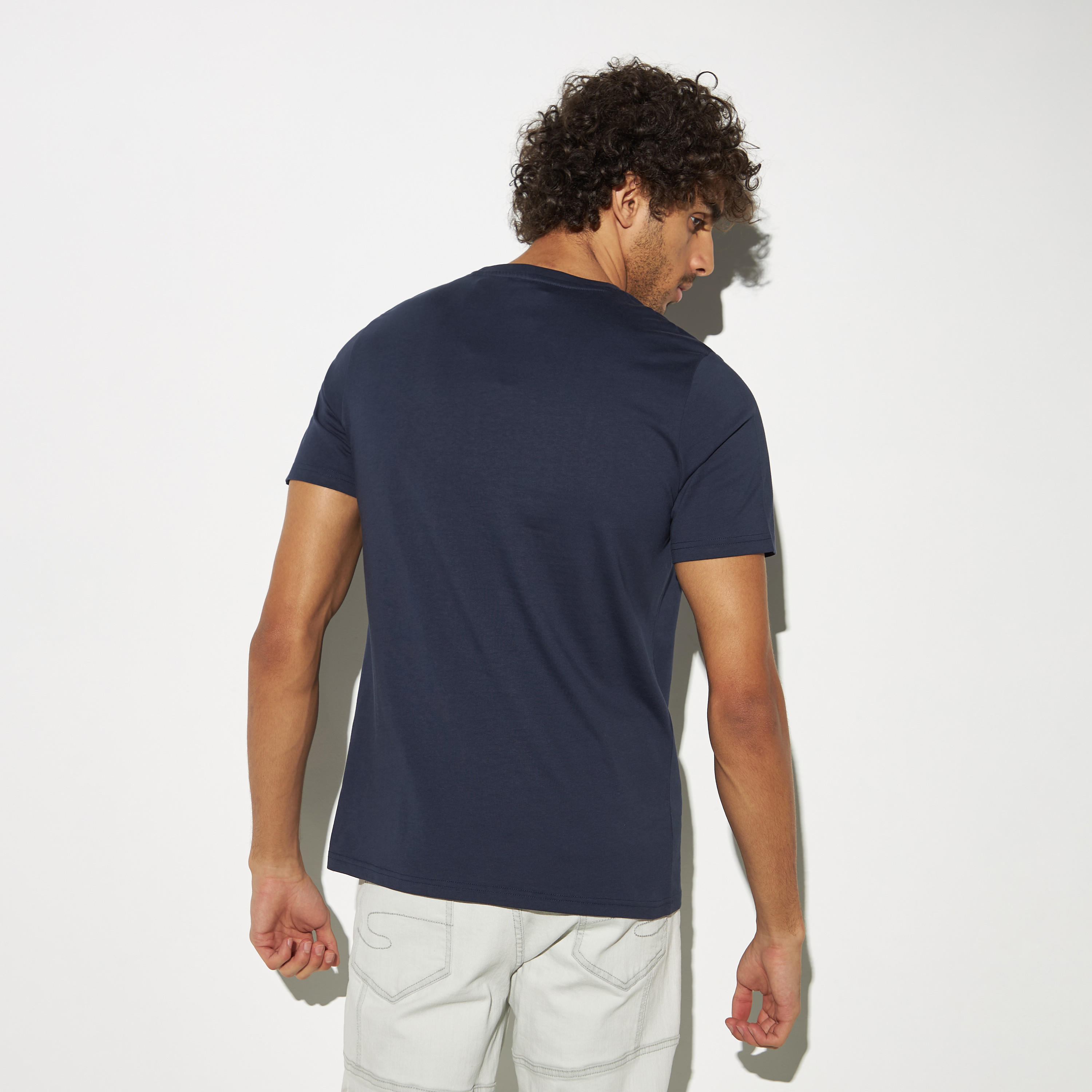 تيشيرت بياقة ضيقة وطبعات تايبوجرافيك وأكمام قصيرة-men-clothing-tshirtsandpolos-tshirts-image-3
