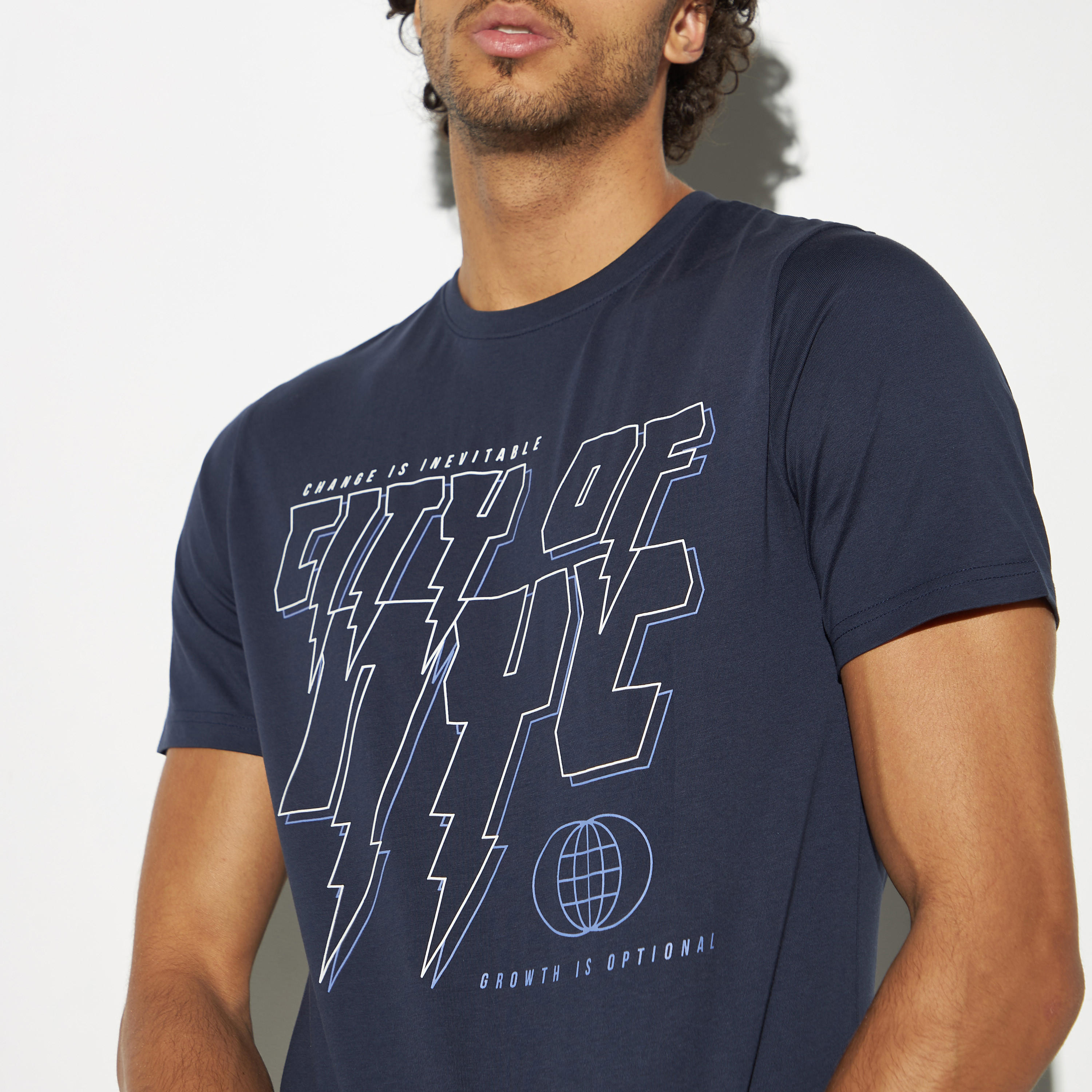 تيشيرت بياقة ضيقة وطبعات تايبوجرافيك وأكمام قصيرة-men-clothing-tshirtsandpolos-tshirts-image-4