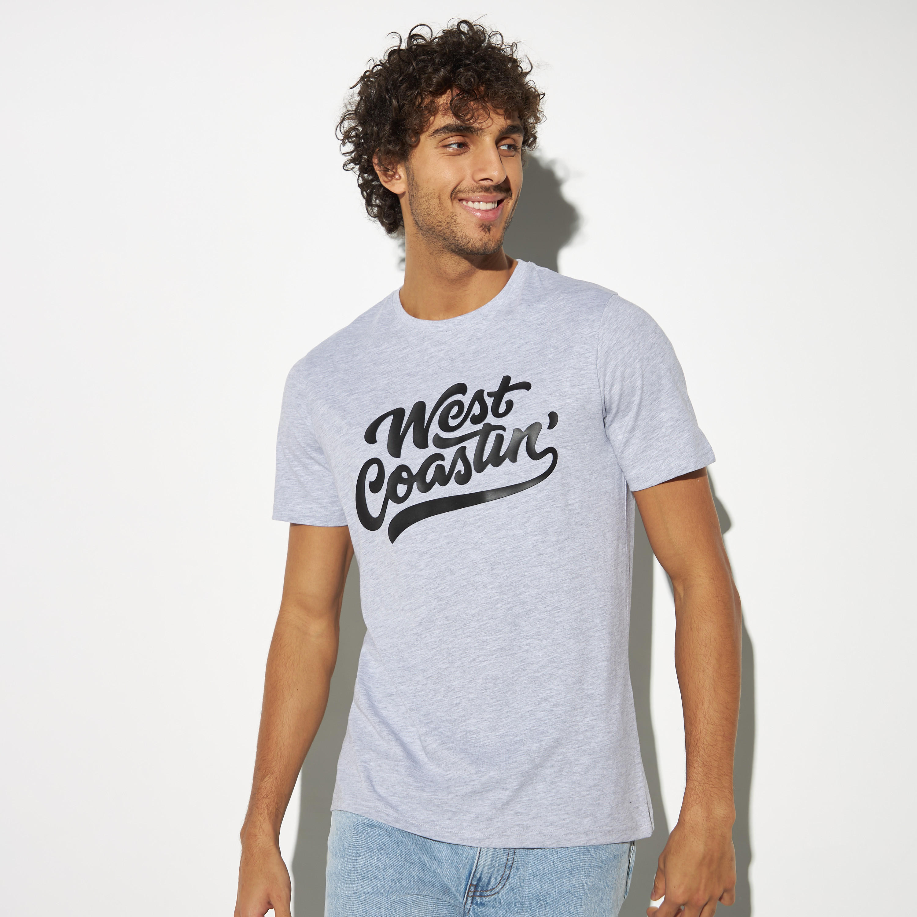 تيشيرت بياقة ضيقة وطبعات تايبوجرافيك وأكمام قصيرة-men-clothing-tshirtsandpolos-tshirts-image-1