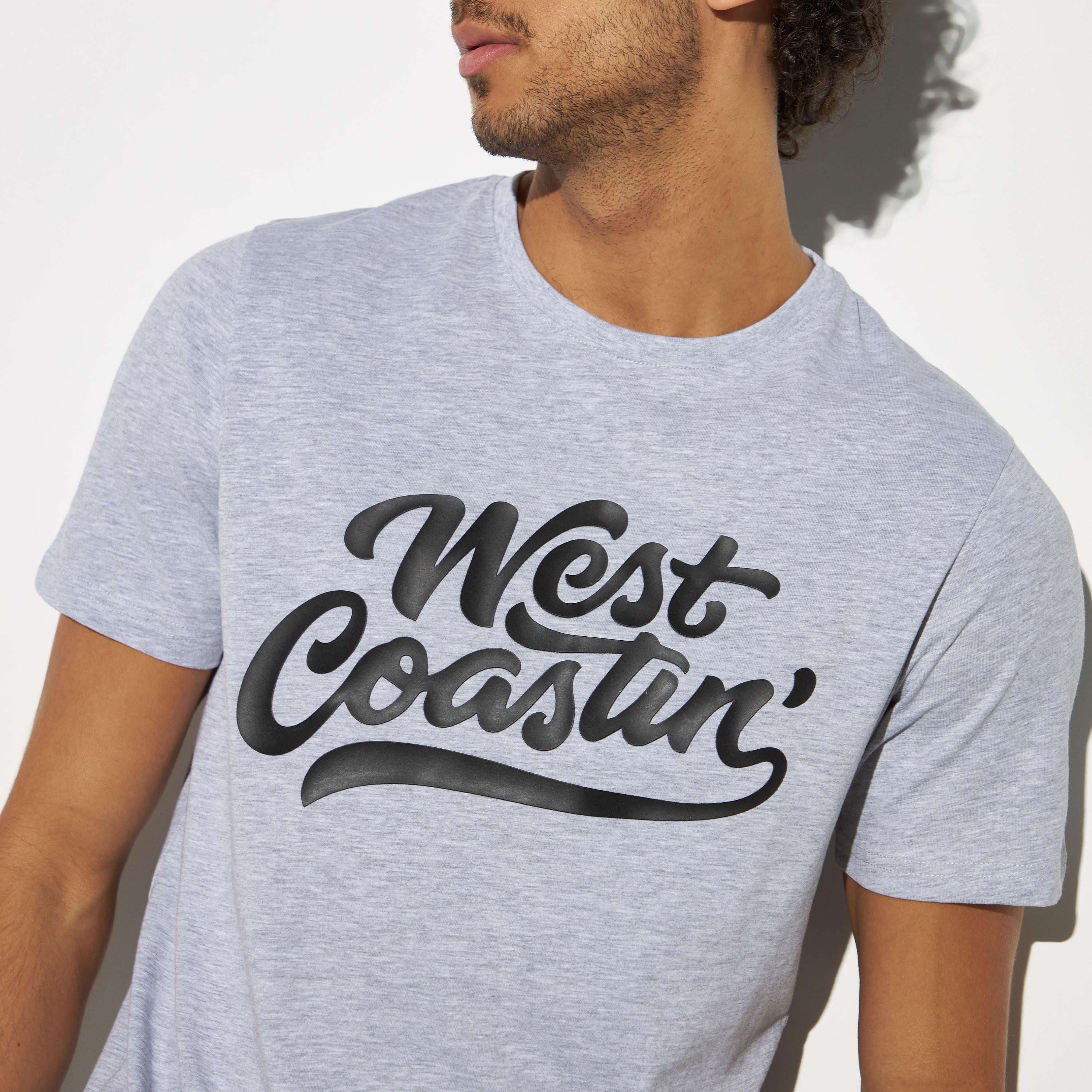 تيشيرت بياقة ضيقة وطبعات تايبوجرافيك وأكمام قصيرة-men-clothing-tshirtsandpolos-tshirts-image-4