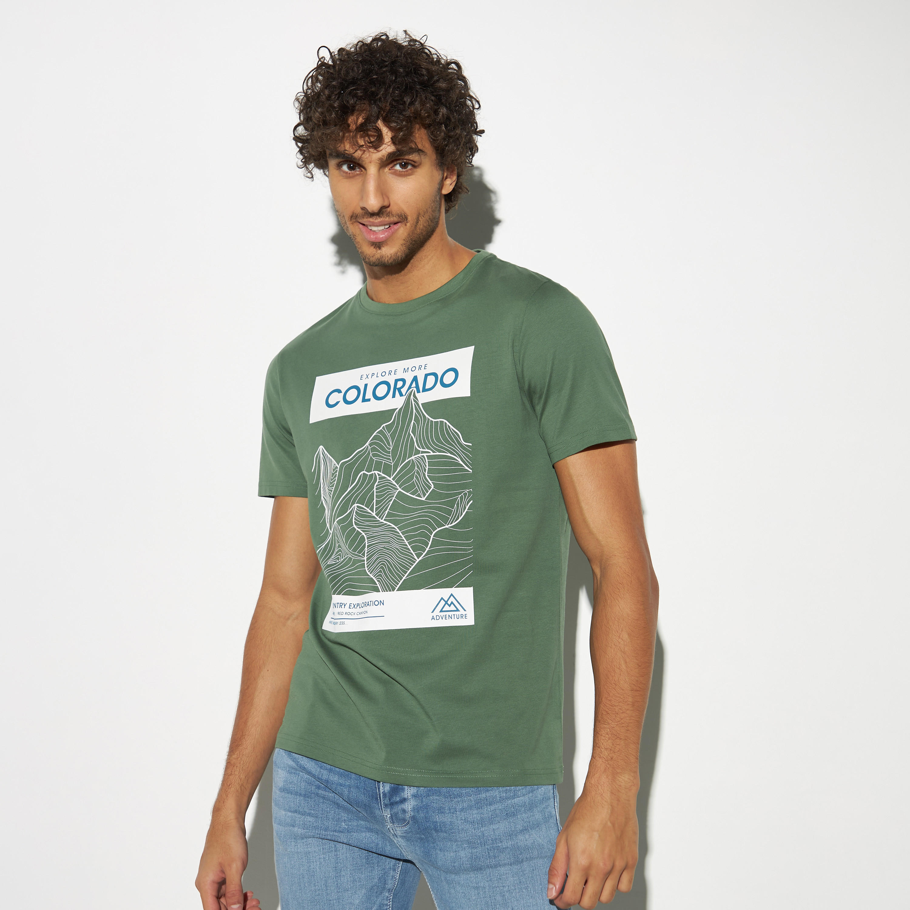 تيشيرت بياقة ضيقة وأكمام قصيرة وطبعات جرافيك-men-clothing-tshirtsandpolos-tshirts-image-1