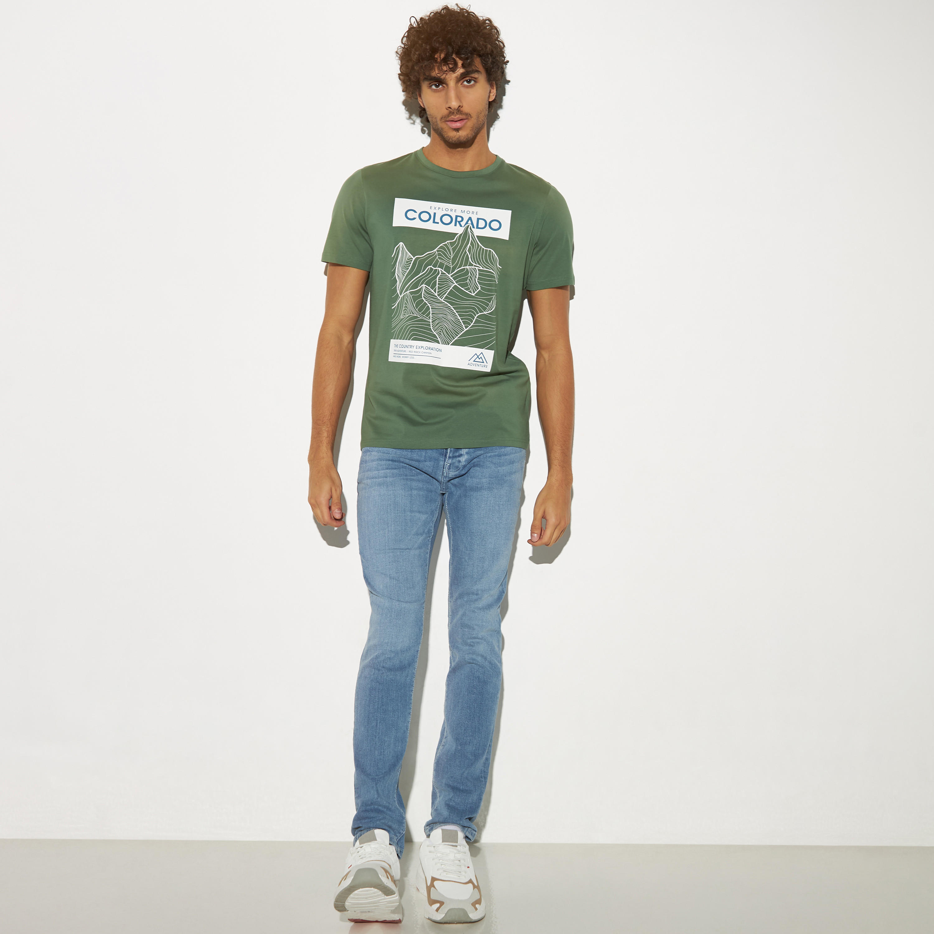 تيشيرت بياقة ضيقة وأكمام قصيرة وطبعات جرافيك-men-clothing-tshirtsandpolos-tshirts-image-2