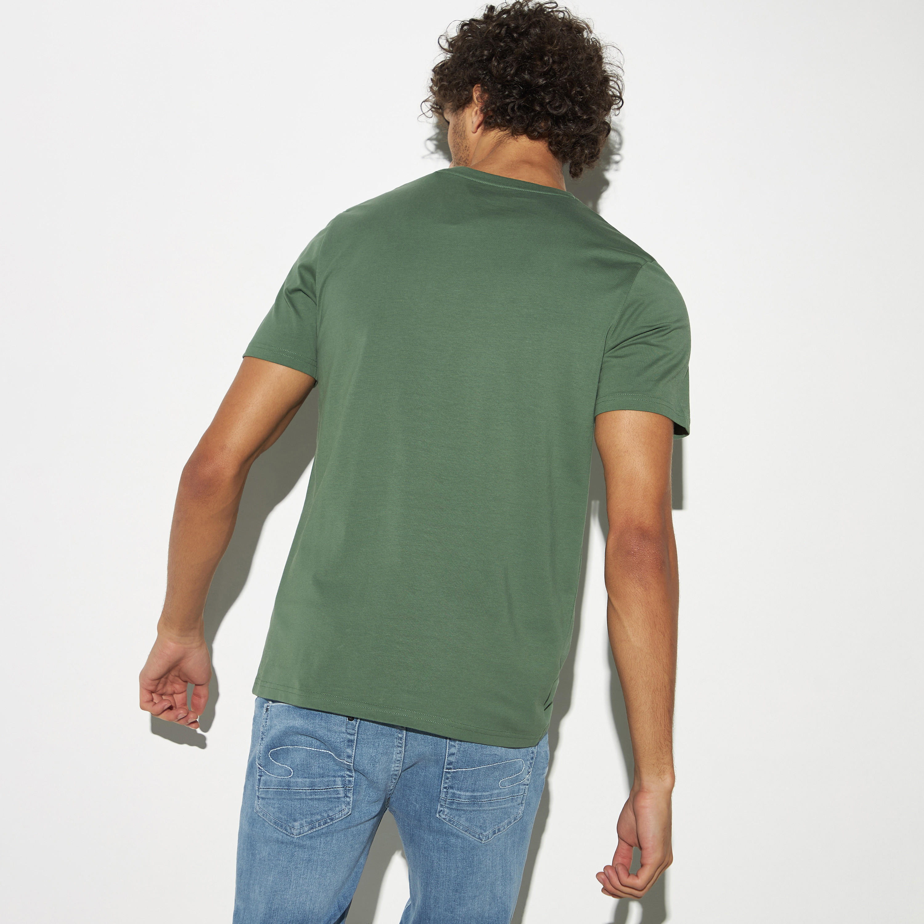 تيشيرت بياقة ضيقة وأكمام قصيرة وطبعات جرافيك-men-clothing-tshirtsandpolos-tshirts-image-3