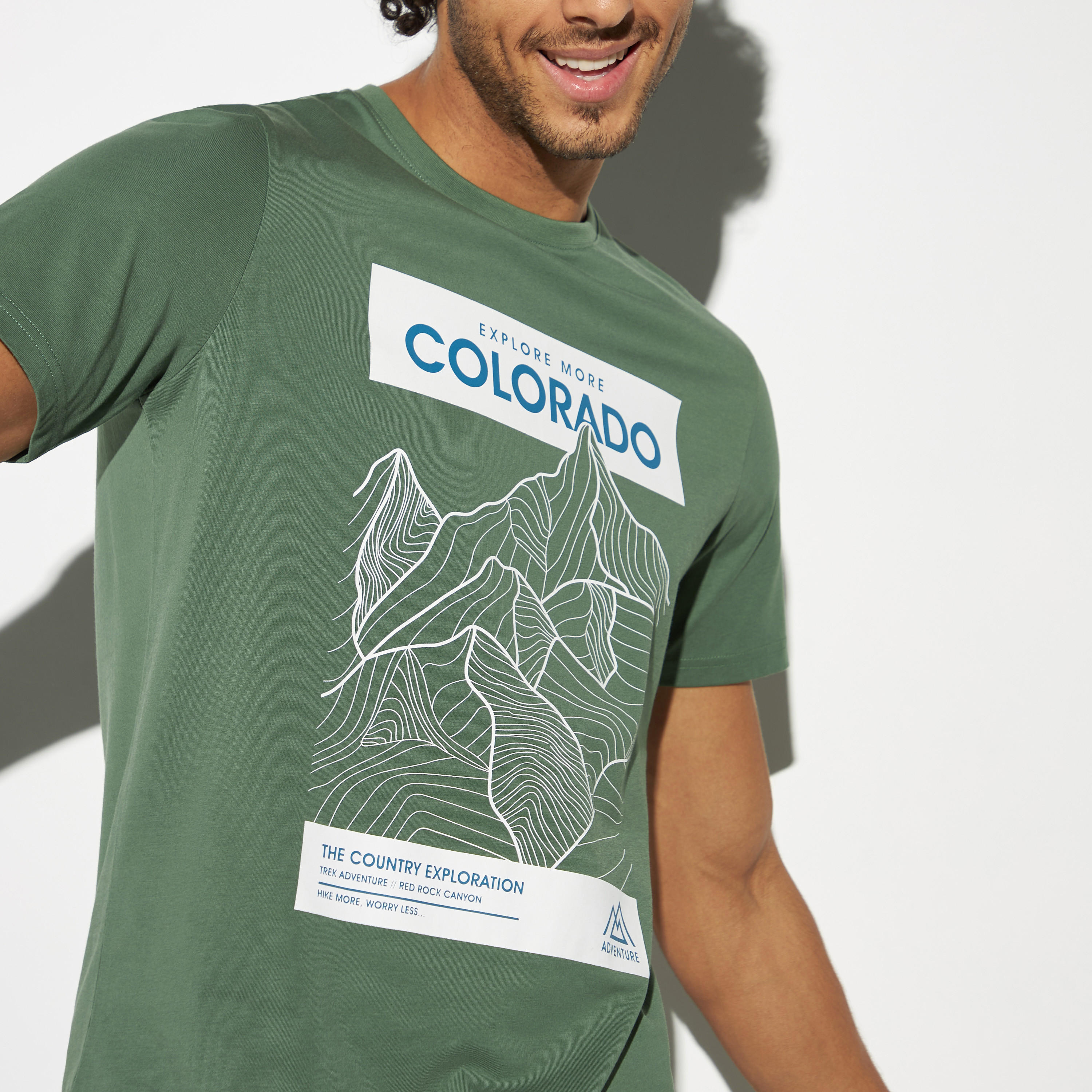 تيشيرت بياقة ضيقة وأكمام قصيرة وطبعات جرافيك-men-clothing-tshirtsandpolos-tshirts-image-4