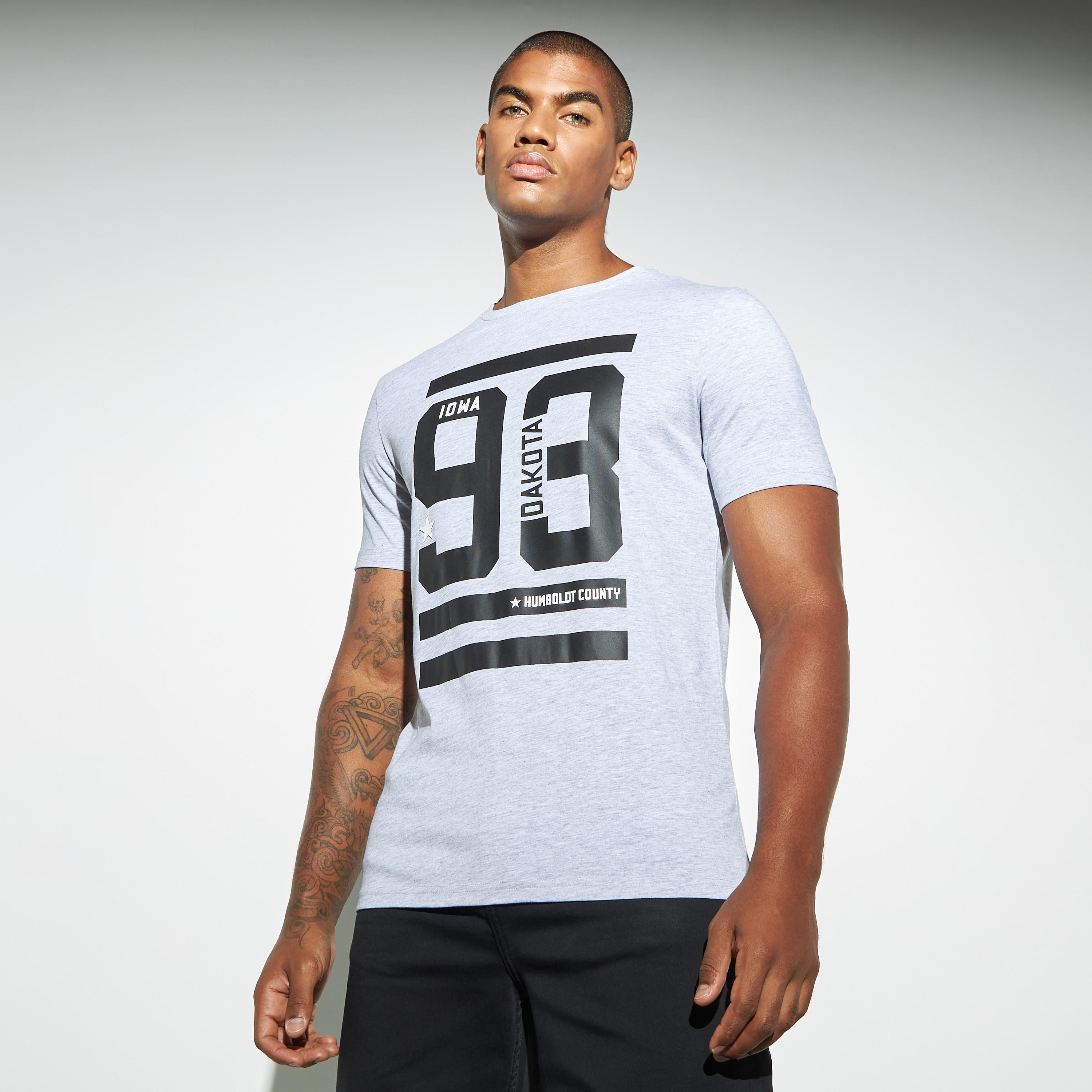 تيشيرت بأكمام قصيرة وياقة ضيقة وطبعات جرافيك-men-clothing-tshirtsandpolos-tshirts-image-1