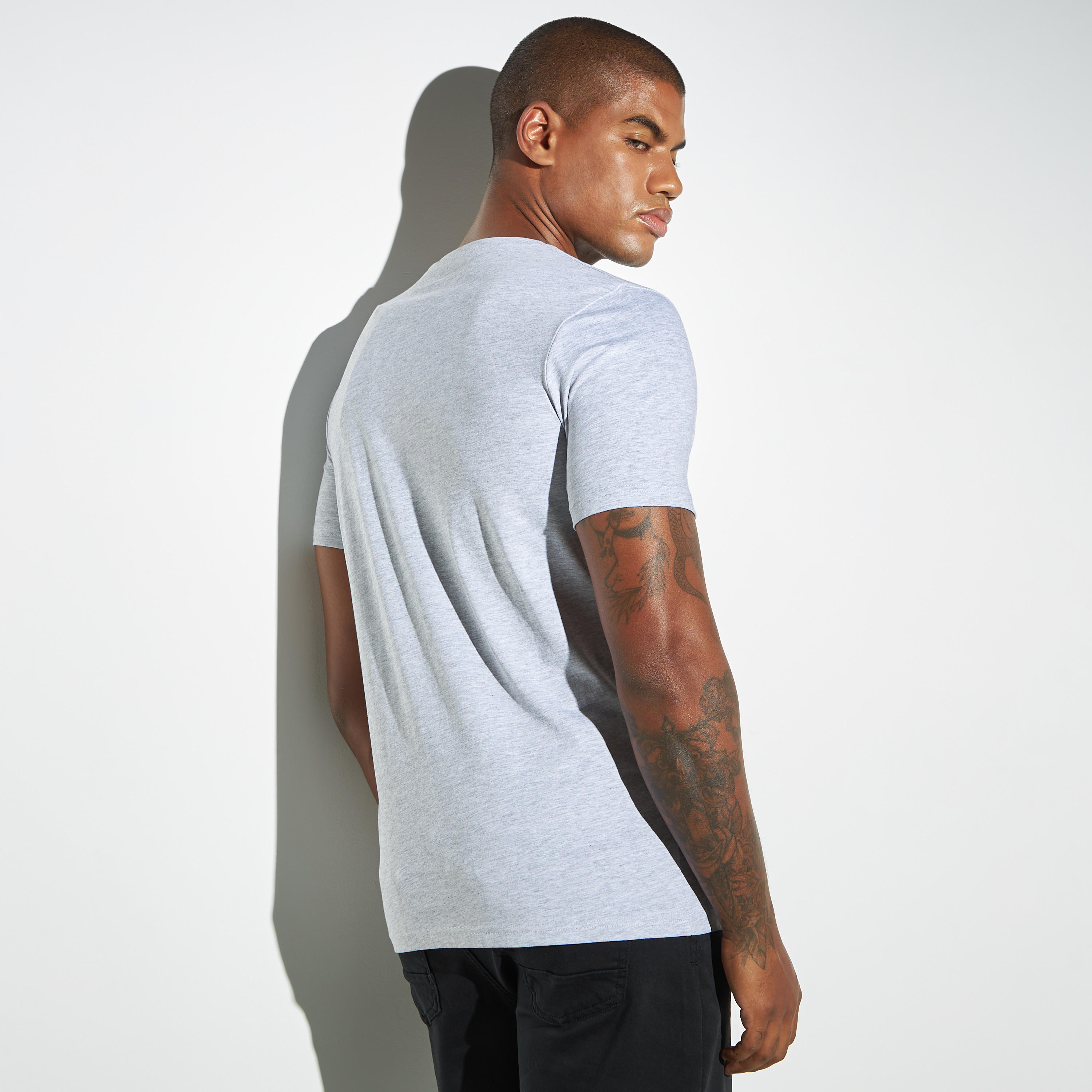 تيشيرت بأكمام قصيرة وياقة ضيقة وطبعات جرافيك-men-clothing-tshirtsandpolos-tshirts-image-2