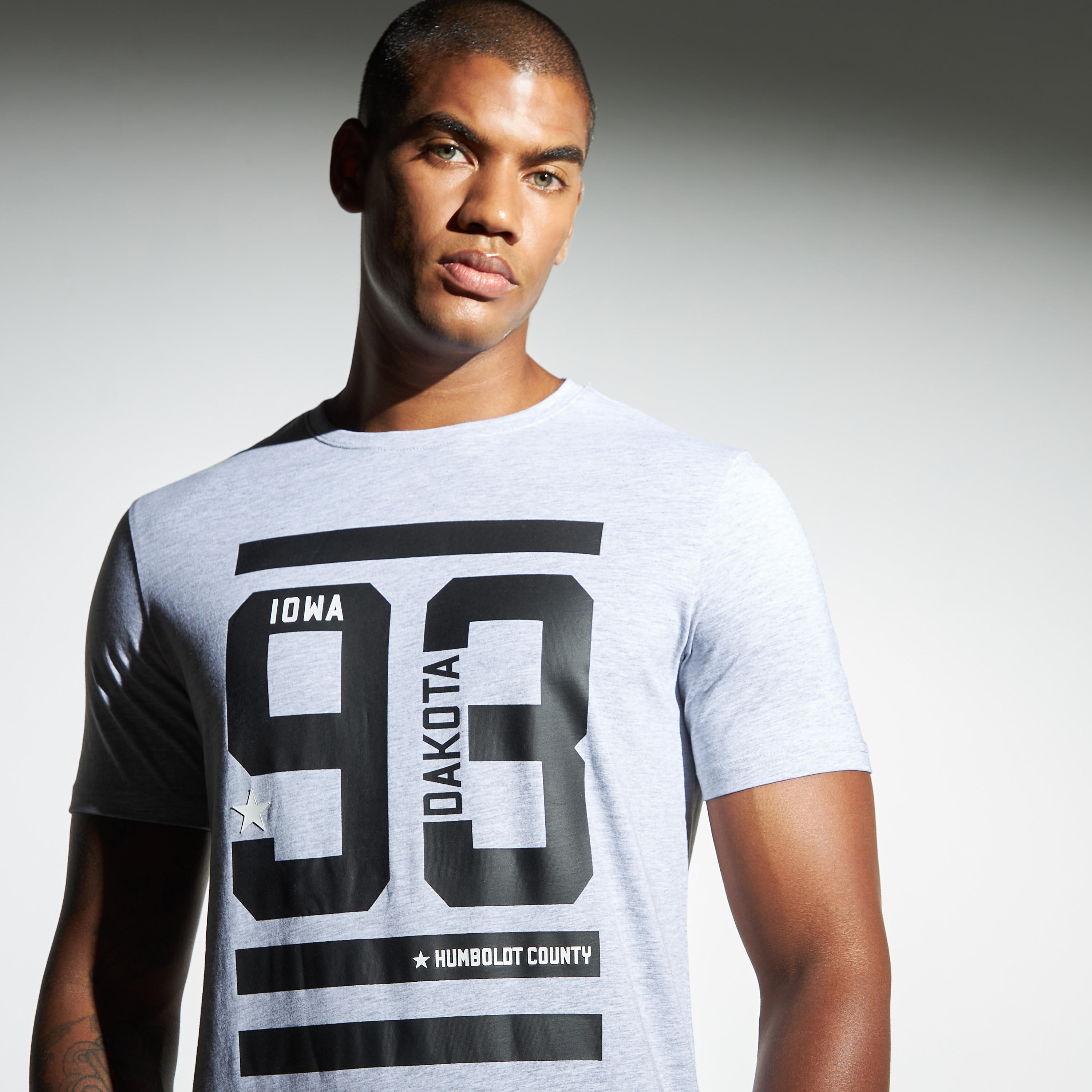 تيشيرت بأكمام قصيرة وياقة ضيقة وطبعات جرافيك-men-clothing-tshirtsandpolos-tshirts-image-3