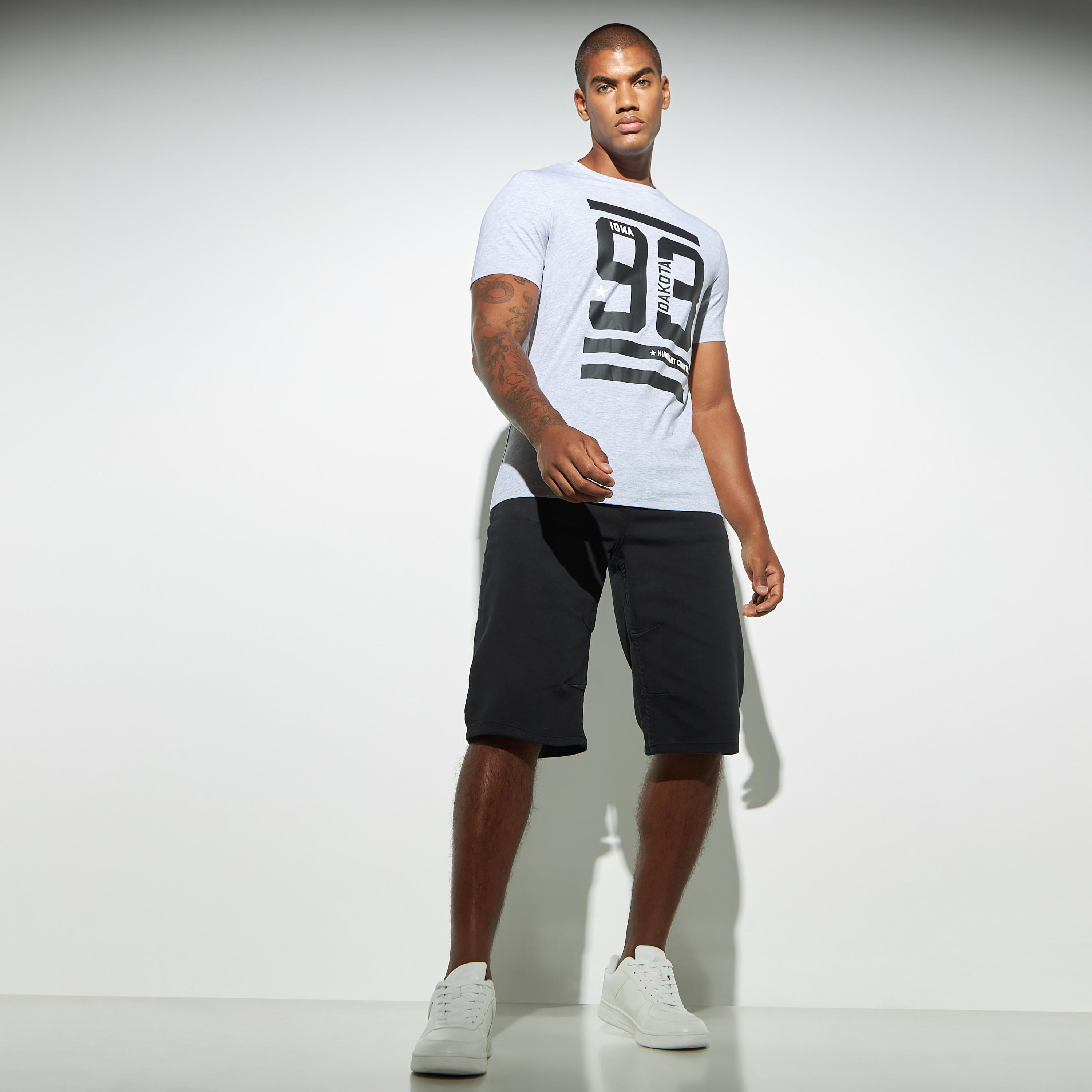 تيشيرت بأكمام قصيرة وياقة ضيقة وطبعات جرافيك-men-clothing-tshirtsandpolos-tshirts-image-4