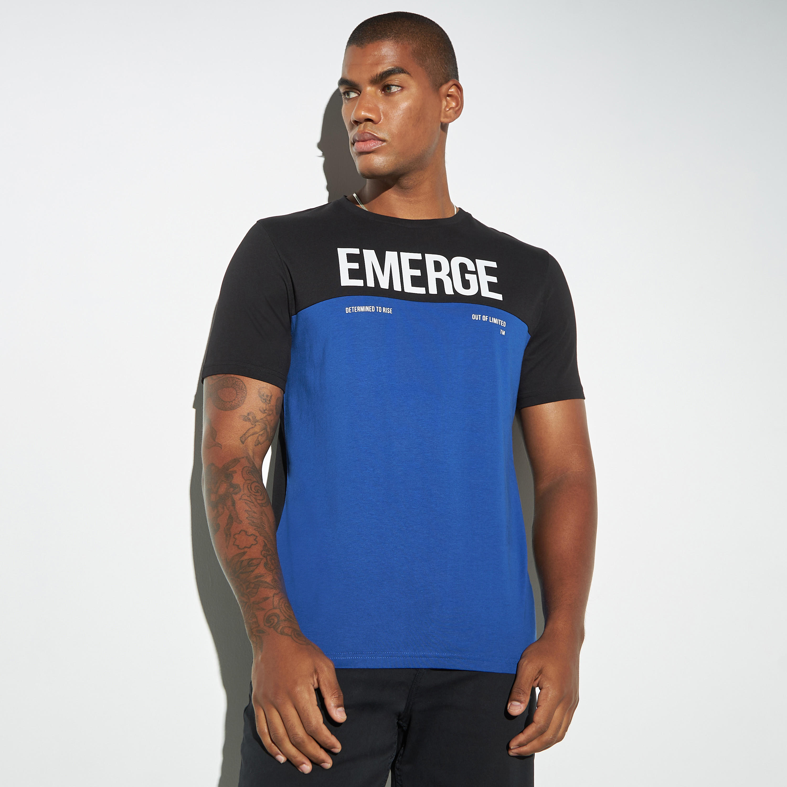 تيشيرت بياقة ضيقة وطبعات تايبوجرافيك وأكمام قصيرة-men-clothing-tshirtsandpolos-tshirts-image-1