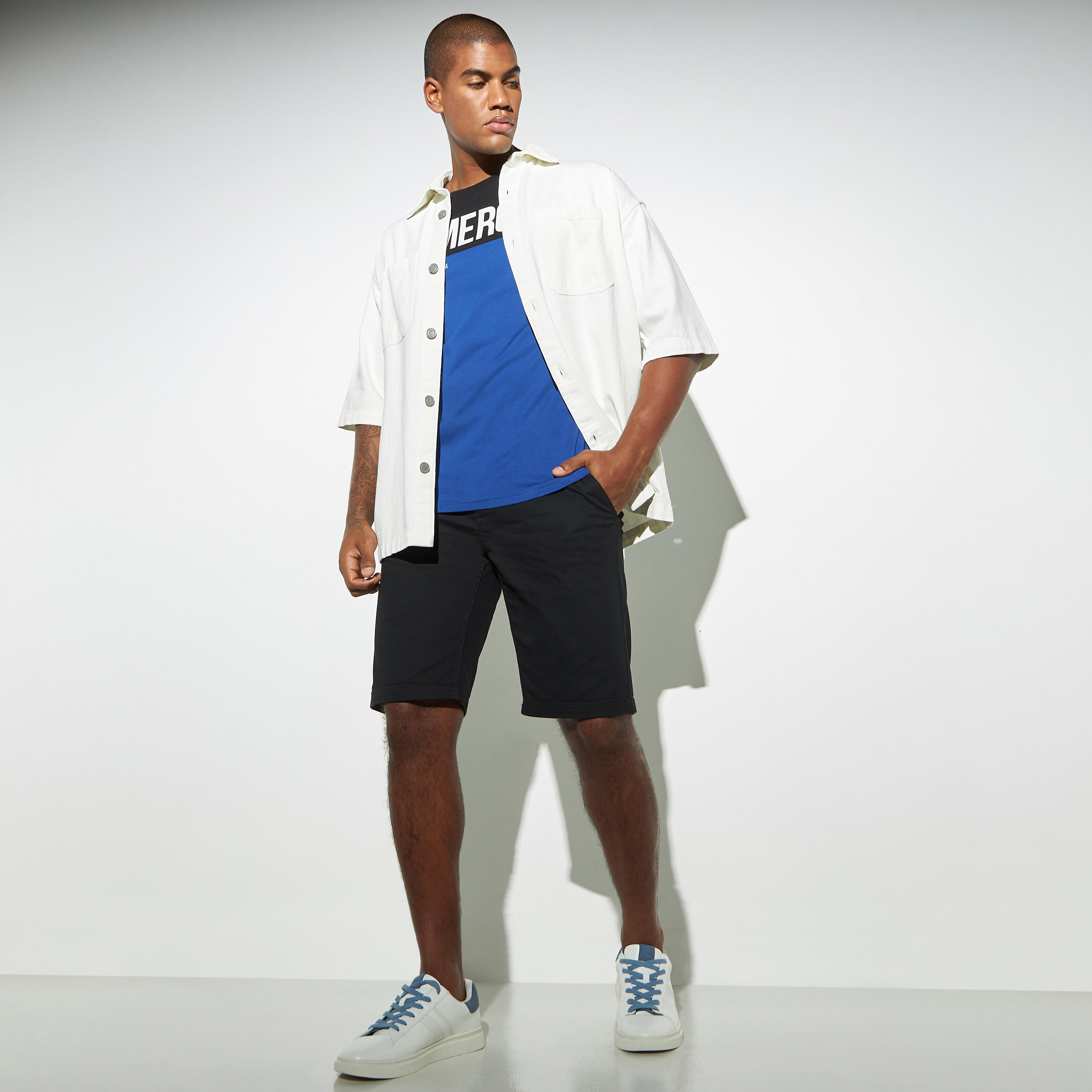 تيشيرت بياقة ضيقة وطبعات تايبوجرافيك وأكمام قصيرة-men-clothing-tshirtsandpolos-tshirts-image-2