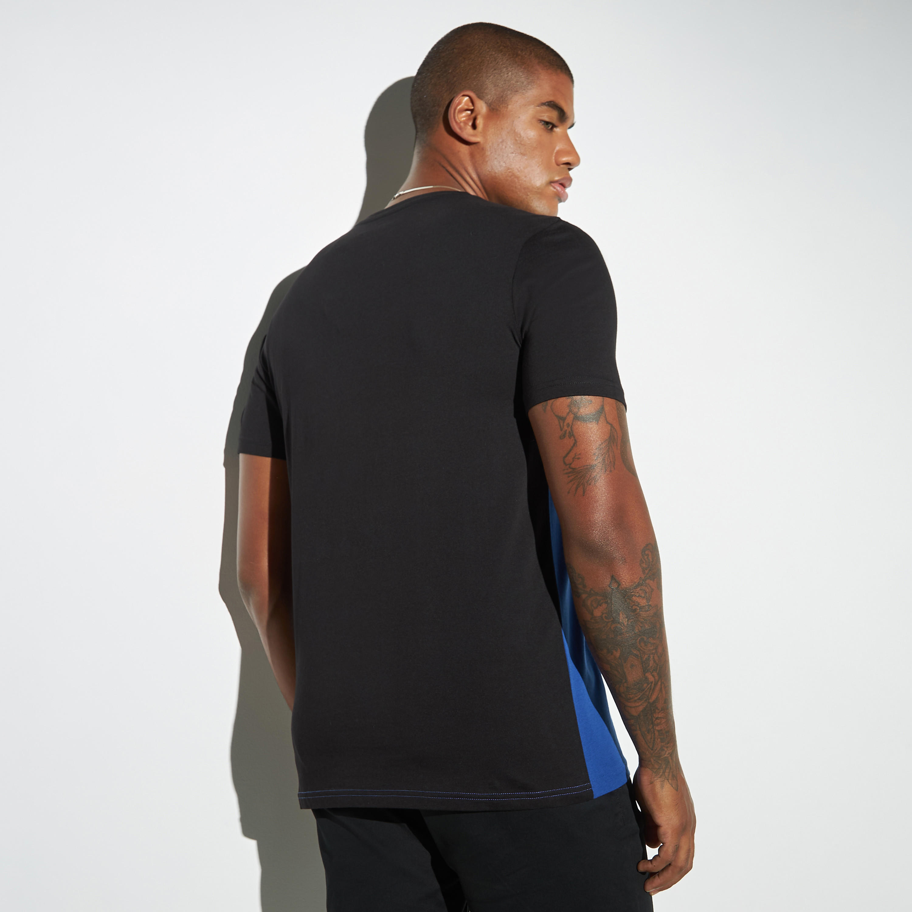 تيشيرت بياقة ضيقة وطبعات تايبوجرافيك وأكمام قصيرة-men-clothing-tshirtsandpolos-tshirts-image-3