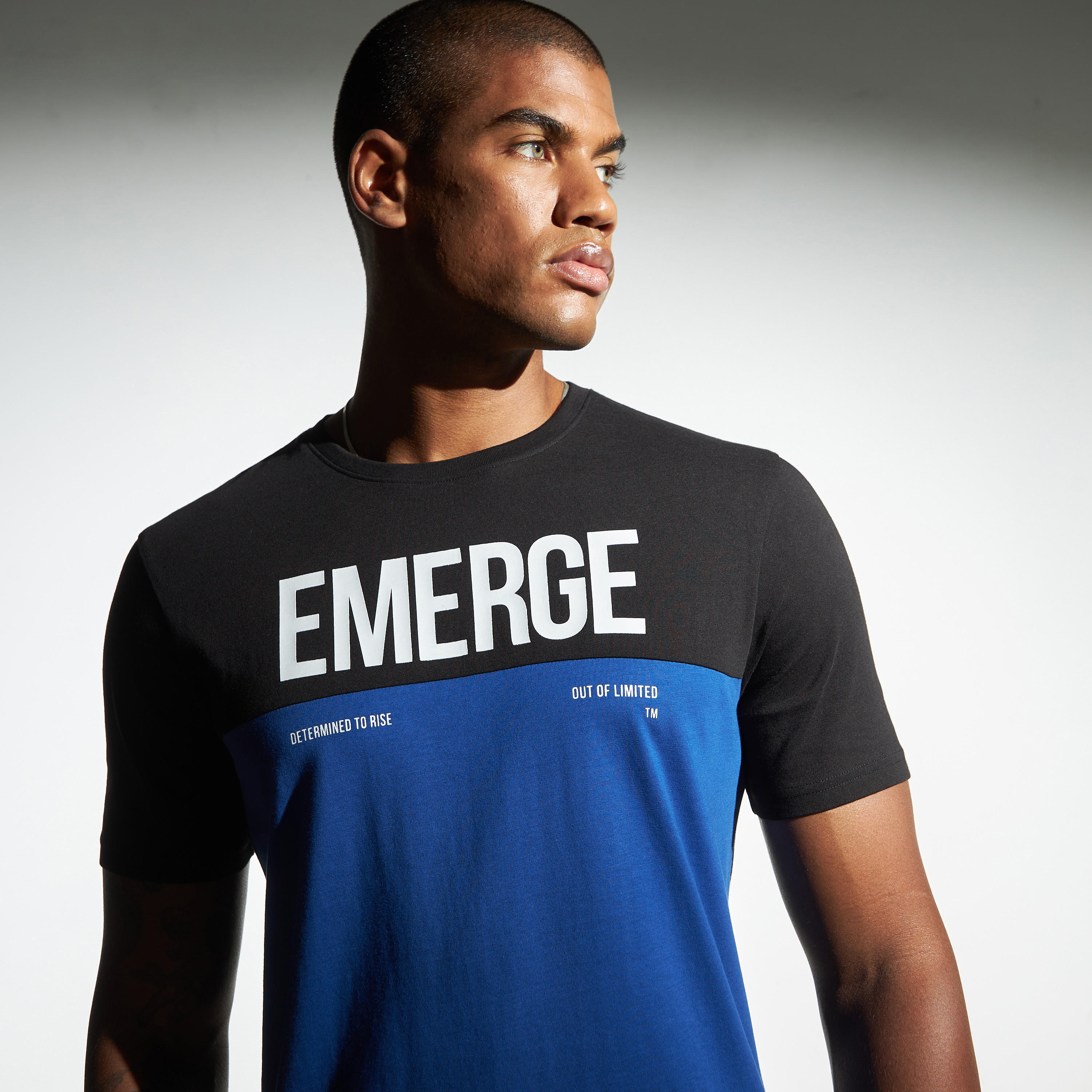 تيشيرت بياقة ضيقة وطبعات تايبوجرافيك وأكمام قصيرة-men-clothing-tshirtsandpolos-tshirts-image-4