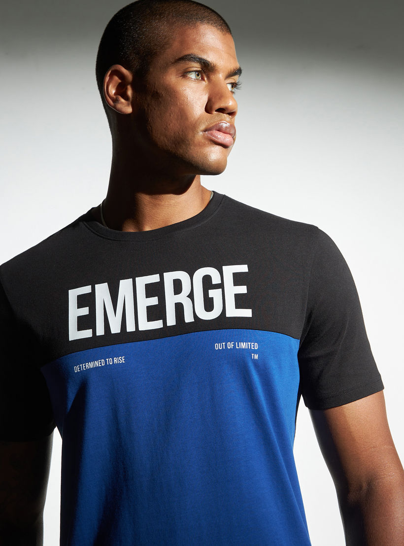 تيشيرت بياقة ضيقة وطبعات تايبوجرافيك وأكمام قصيرة-men-clothing-tshirtsandpolos-tshirts-image-4