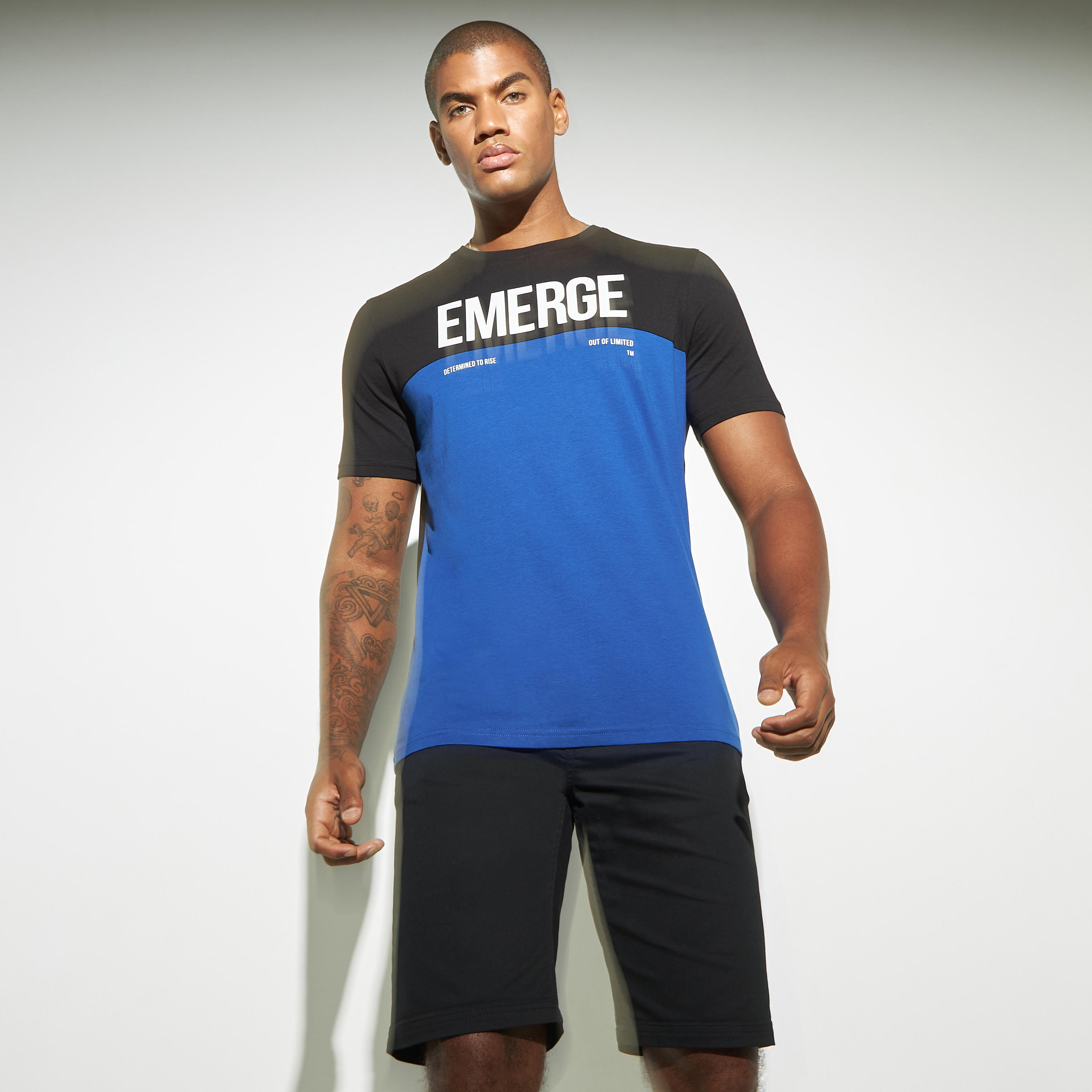 تيشيرت بياقة ضيقة وطبعات تايبوجرافيك وأكمام قصيرة-men-clothing-tshirtsandpolos-tshirts-image-5
