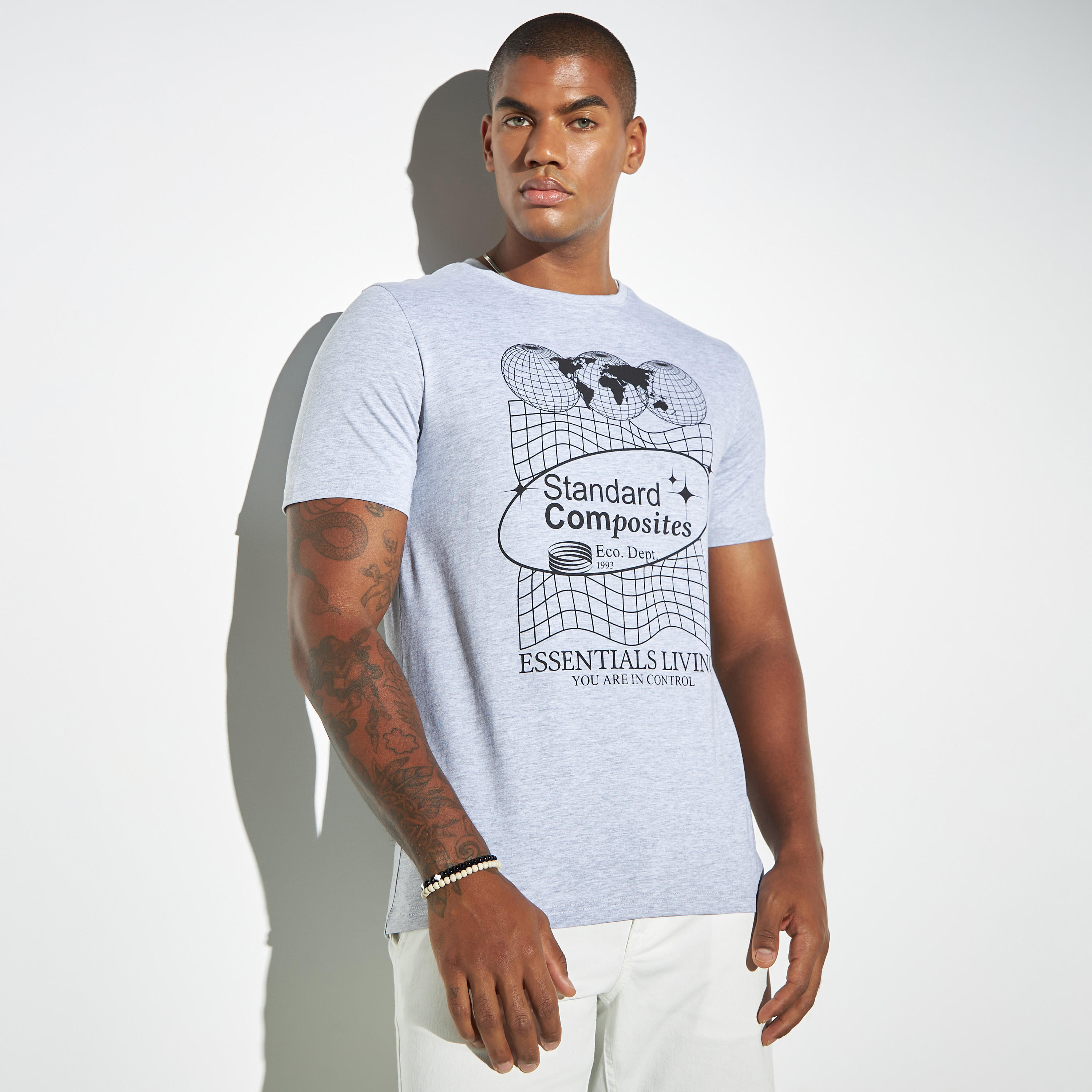 تيشيرت بياقة ضيقة وأكمام قصيرة وطبعات جرافيك-men-clothing-tshirtsandpolos-tshirts-image-1