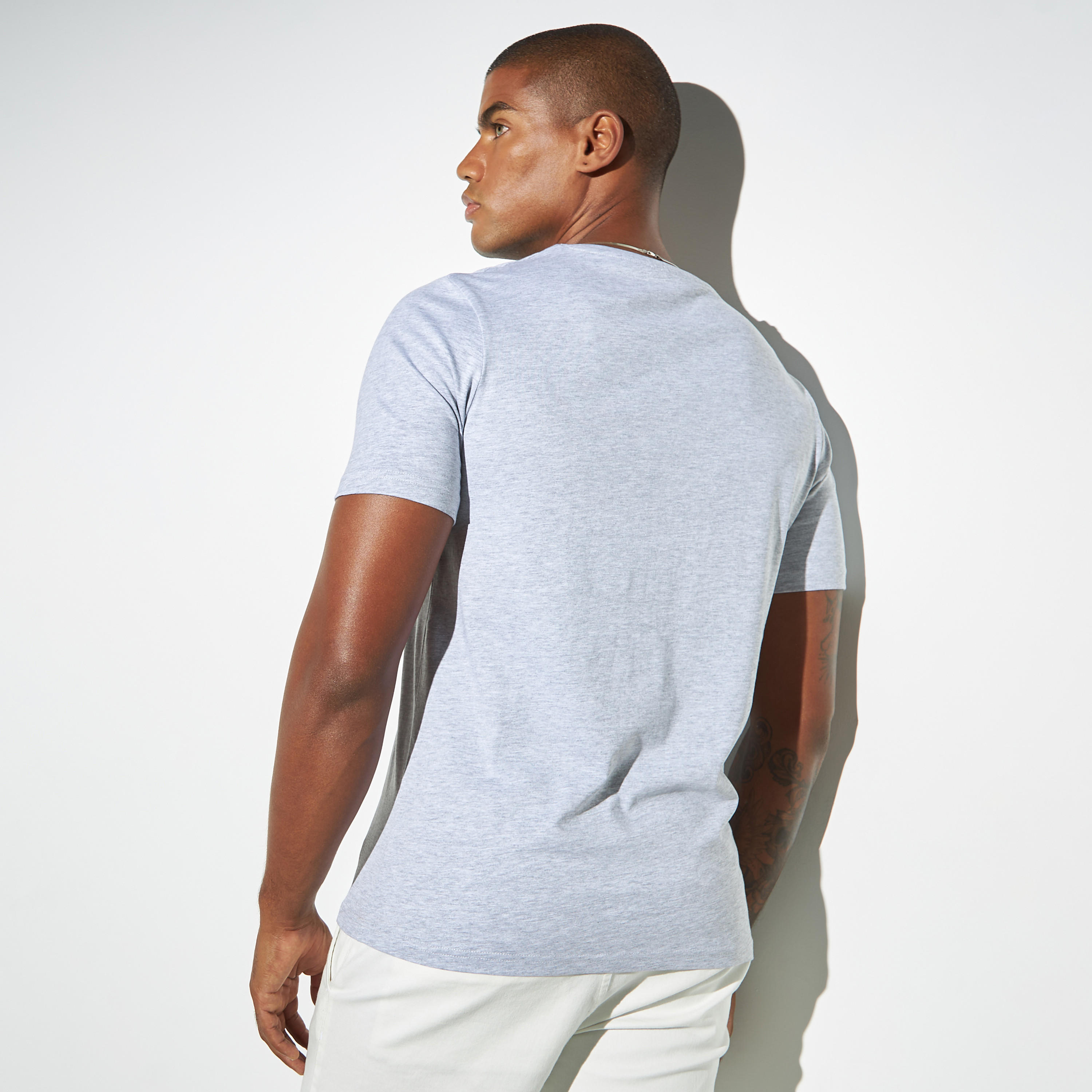 تيشيرت بياقة ضيقة وأكمام قصيرة وطبعات جرافيك-men-clothing-tshirtsandpolos-tshirts-image-2
