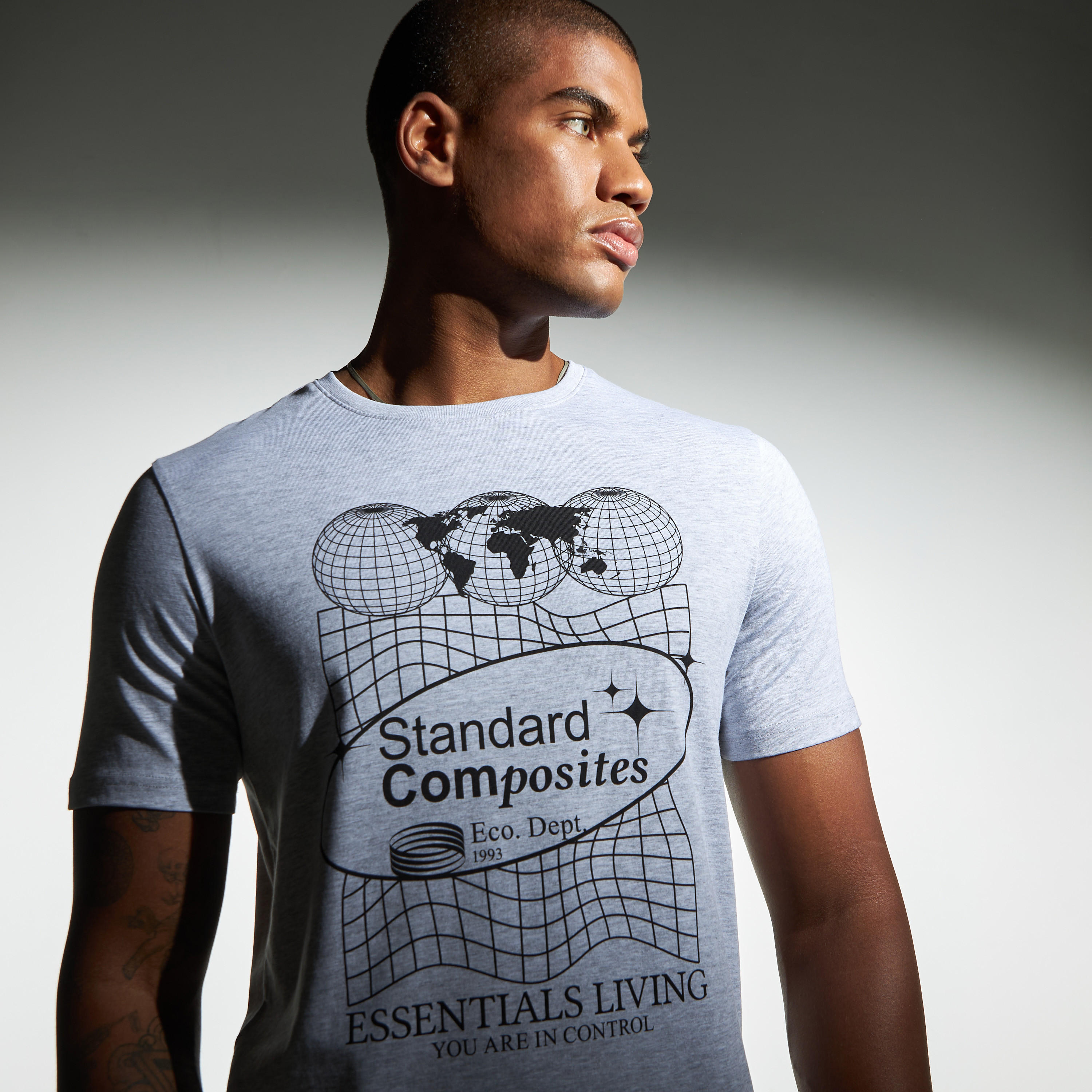 تيشيرت بياقة ضيقة وأكمام قصيرة وطبعات جرافيك-men-clothing-tshirtsandpolos-tshirts-image-3