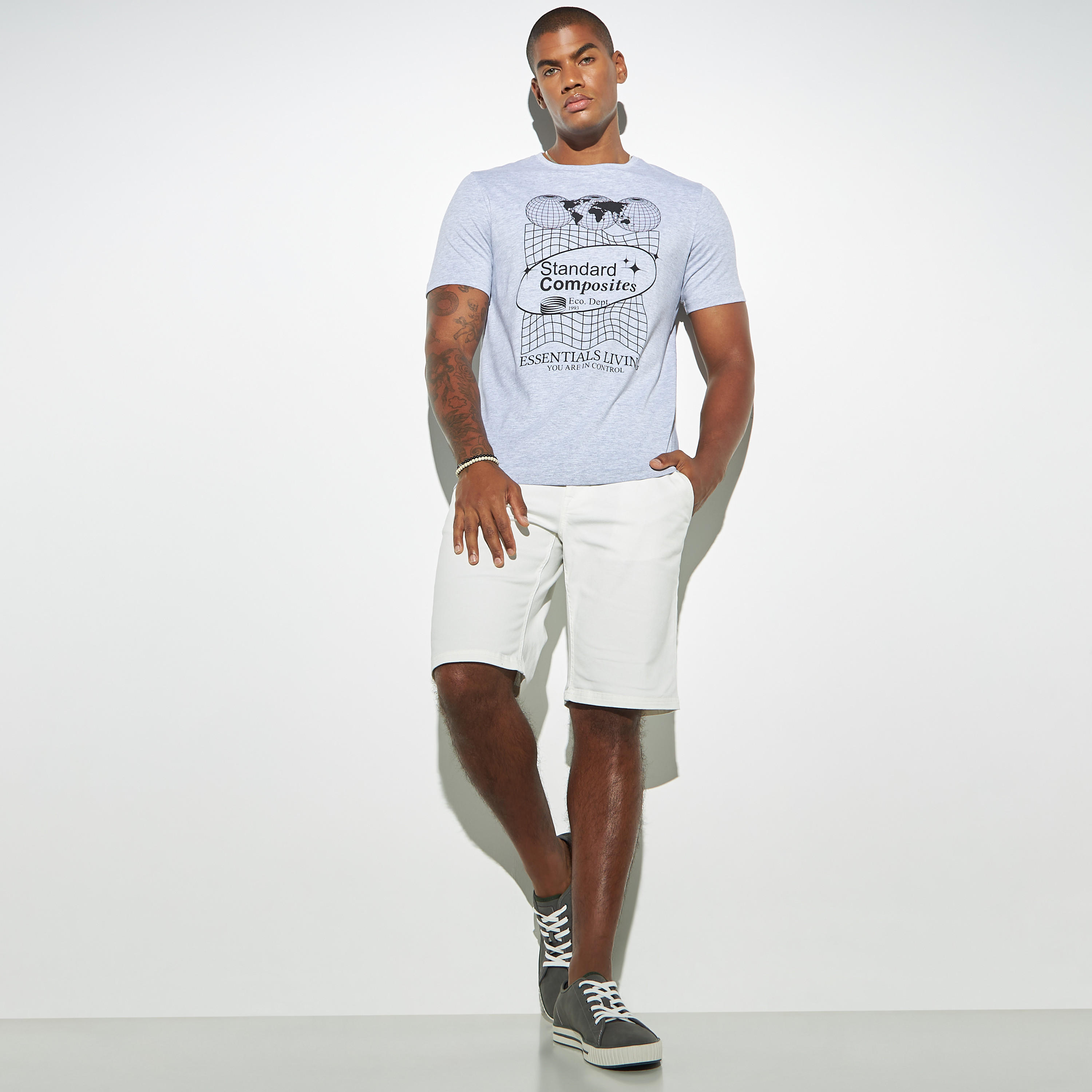 تيشيرت بياقة ضيقة وأكمام قصيرة وطبعات جرافيك-men-clothing-tshirtsandpolos-tshirts-image-4