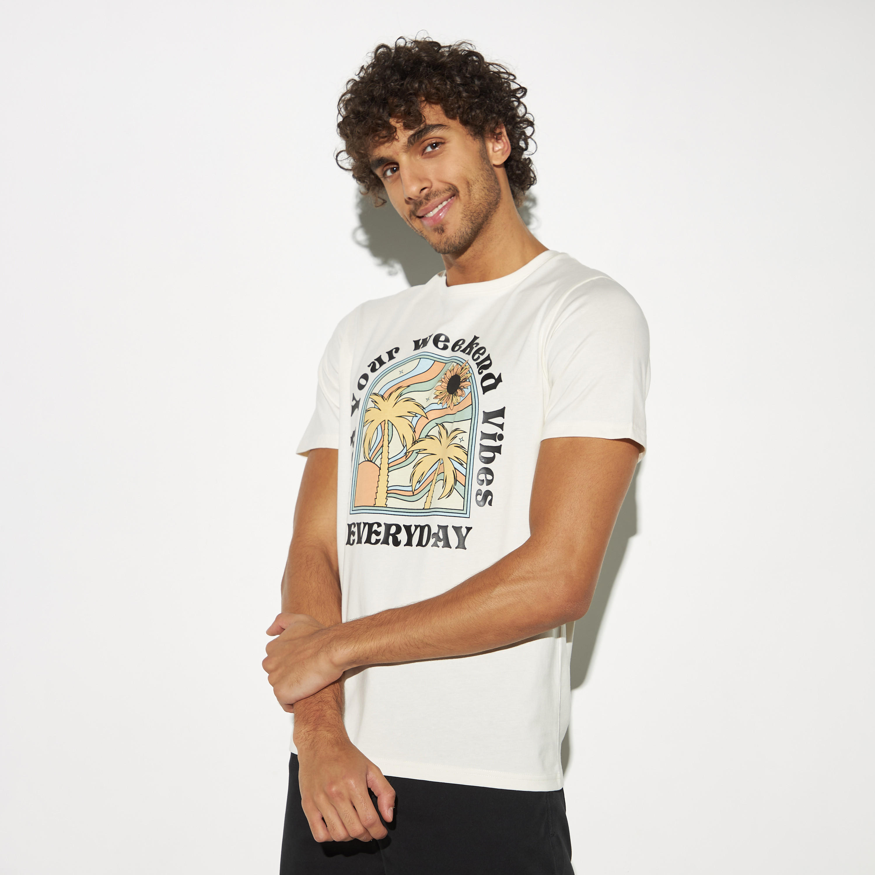 تيشيرت بياقة ضيّقة وأكمام قصيرة وطبعات جرافيك-men-clothing-tshirtsandpolos-tshirts-image-1