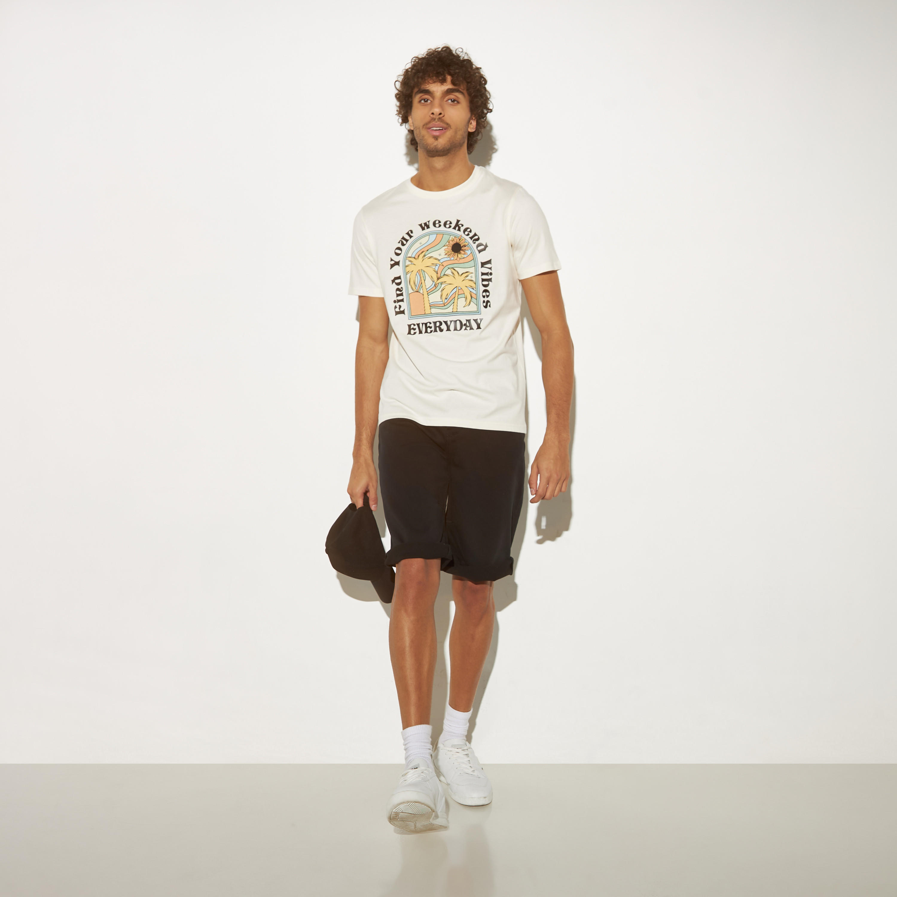 تيشيرت بياقة ضيّقة وأكمام قصيرة وطبعات جرافيك-men-clothing-tshirtsandpolos-tshirts-image-2