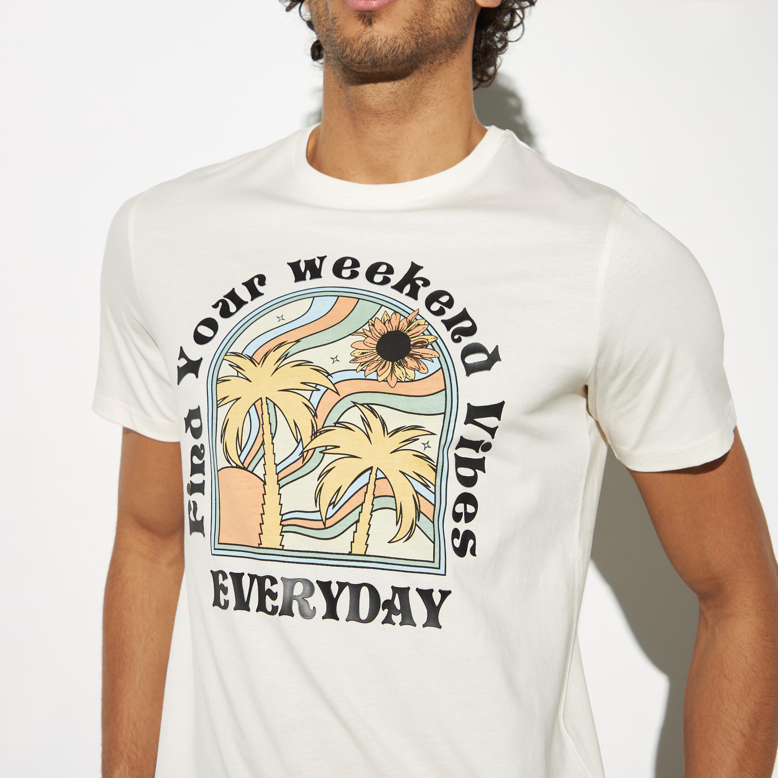 تيشيرت بياقة ضيّقة وأكمام قصيرة وطبعات جرافيك-men-clothing-tshirtsandpolos-tshirts-image-3