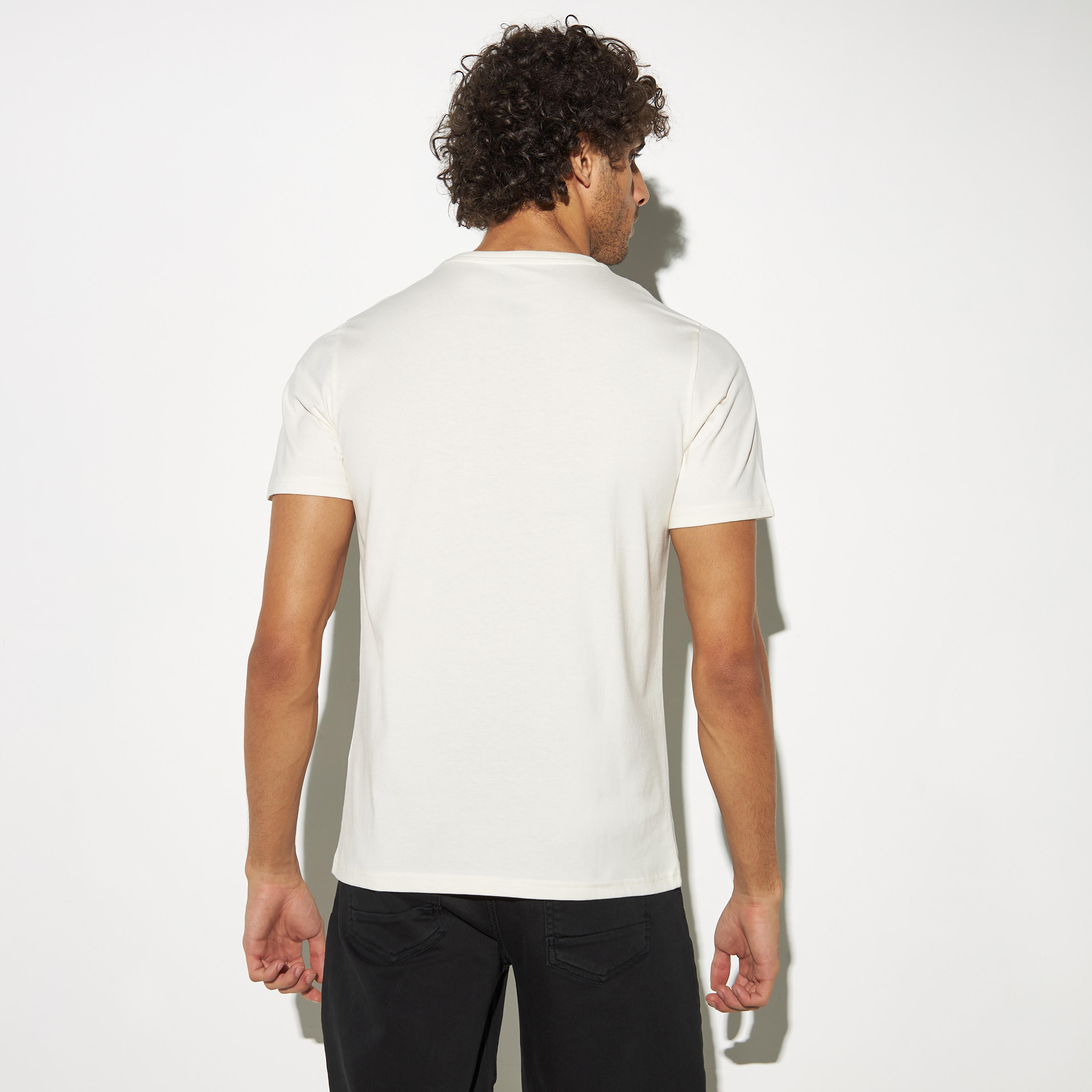 تيشيرت بياقة ضيّقة وأكمام قصيرة وطبعات جرافيك-men-clothing-tshirtsandpolos-tshirts-image-4