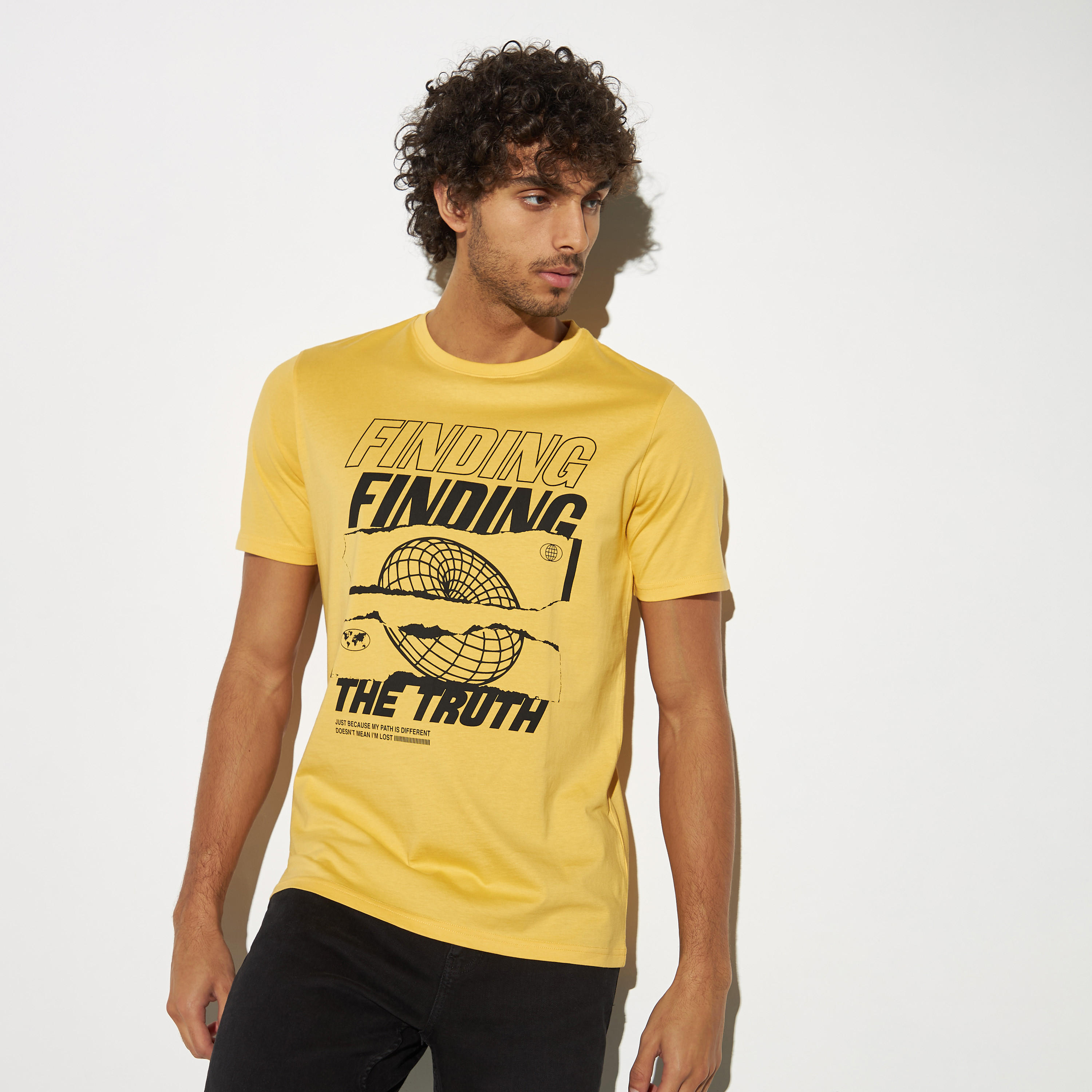 تيشيرت بياقة ضيّقة وأكمام قصيرة وطبعات جرافيك-men-clothing-tshirtsandpolos-tshirts-image-1