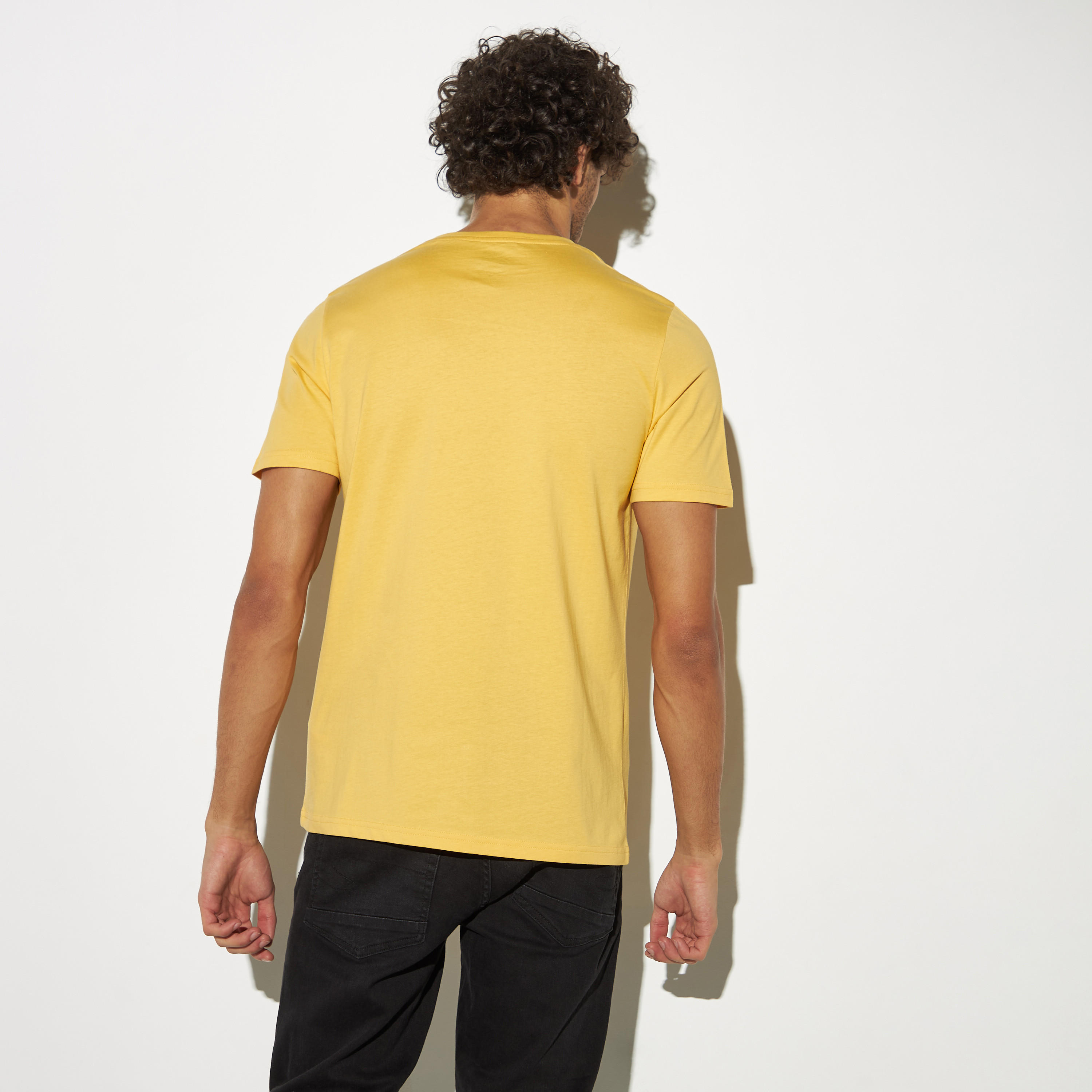 تيشيرت بياقة ضيّقة وأكمام قصيرة وطبعات جرافيك-men-clothing-tshirtsandpolos-tshirts-image-2