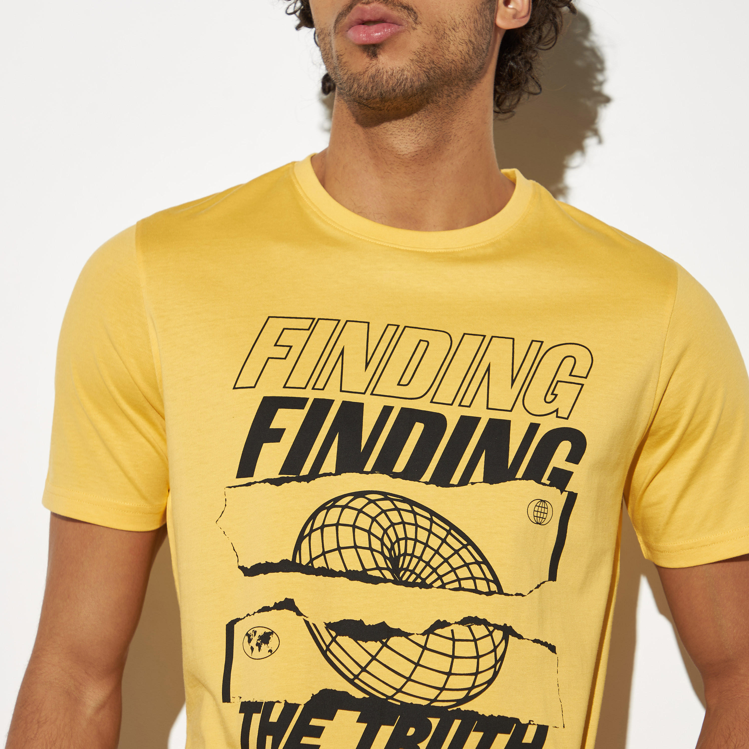 تيشيرت بياقة ضيّقة وأكمام قصيرة وطبعات جرافيك-men-clothing-tshirtsandpolos-tshirts-image-3
