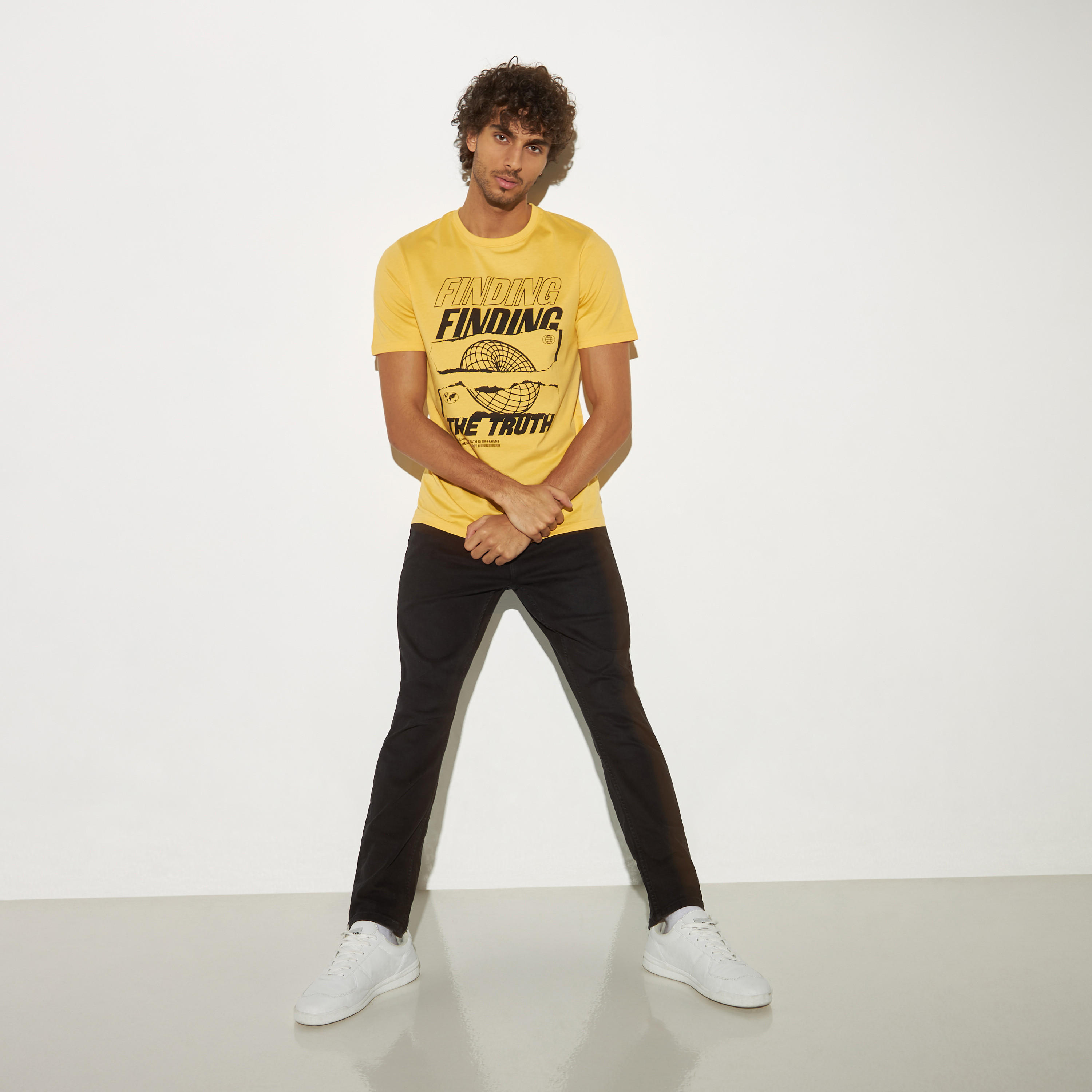تيشيرت بياقة ضيّقة وأكمام قصيرة وطبعات جرافيك-men-clothing-tshirtsandpolos-tshirts-image-4