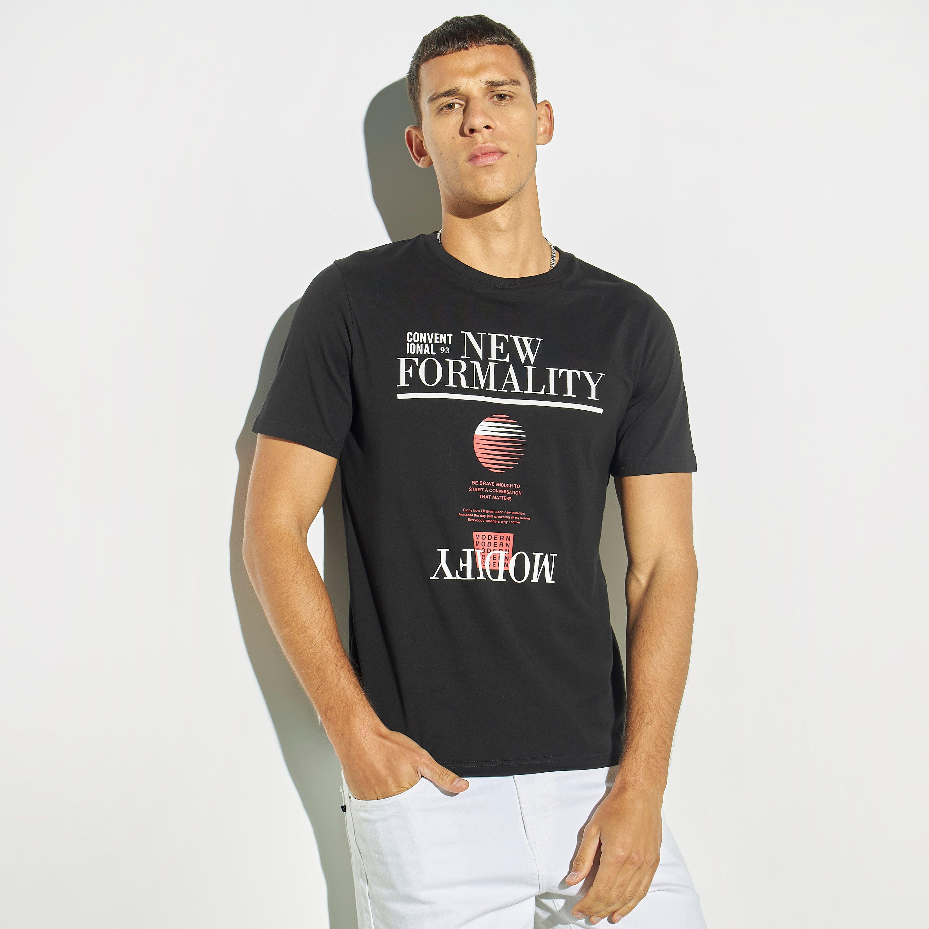 تيشيرت بياقة ضيّقة وأكمام قصيرة وطبعات-men-clothing-tshirtsandpolos-tshirts-image-1