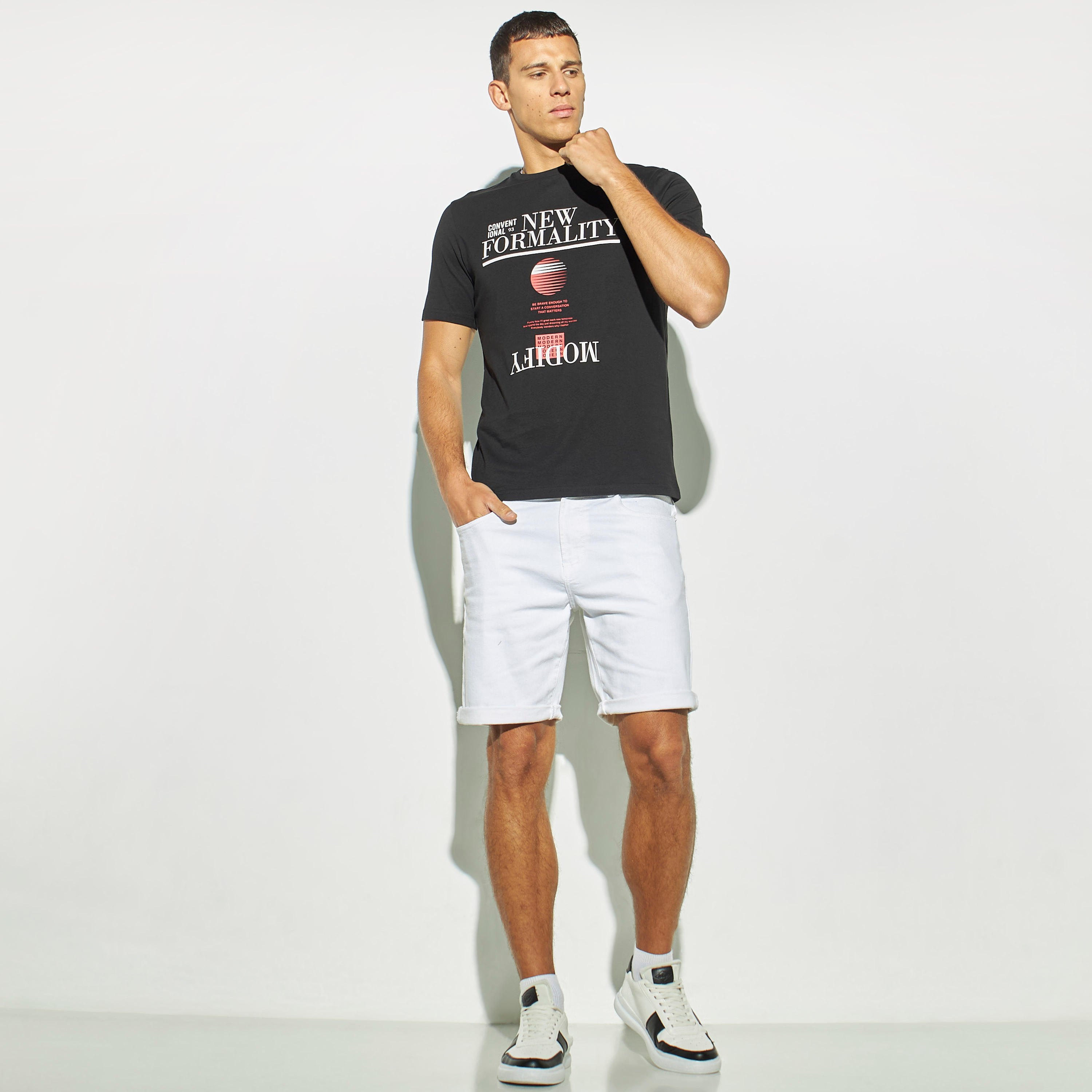 تيشيرت بياقة ضيّقة وأكمام قصيرة وطبعات-men-clothing-tshirtsandpolos-tshirts-image-2
