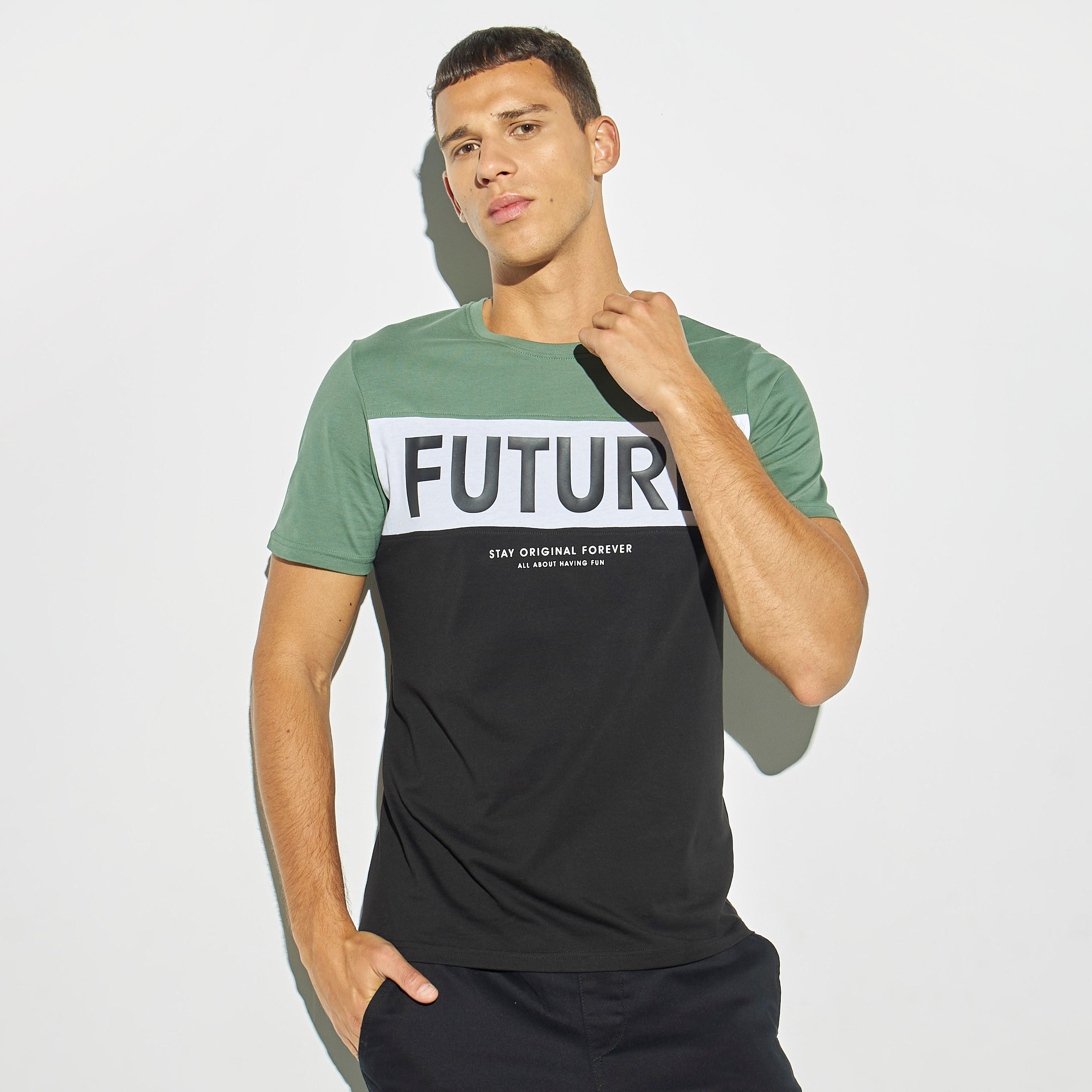 تيشيرت بأكمام قصيرة وياقة ضيقة وطبعات-men-clothing-tshirtsandpolos-tshirts-image-1